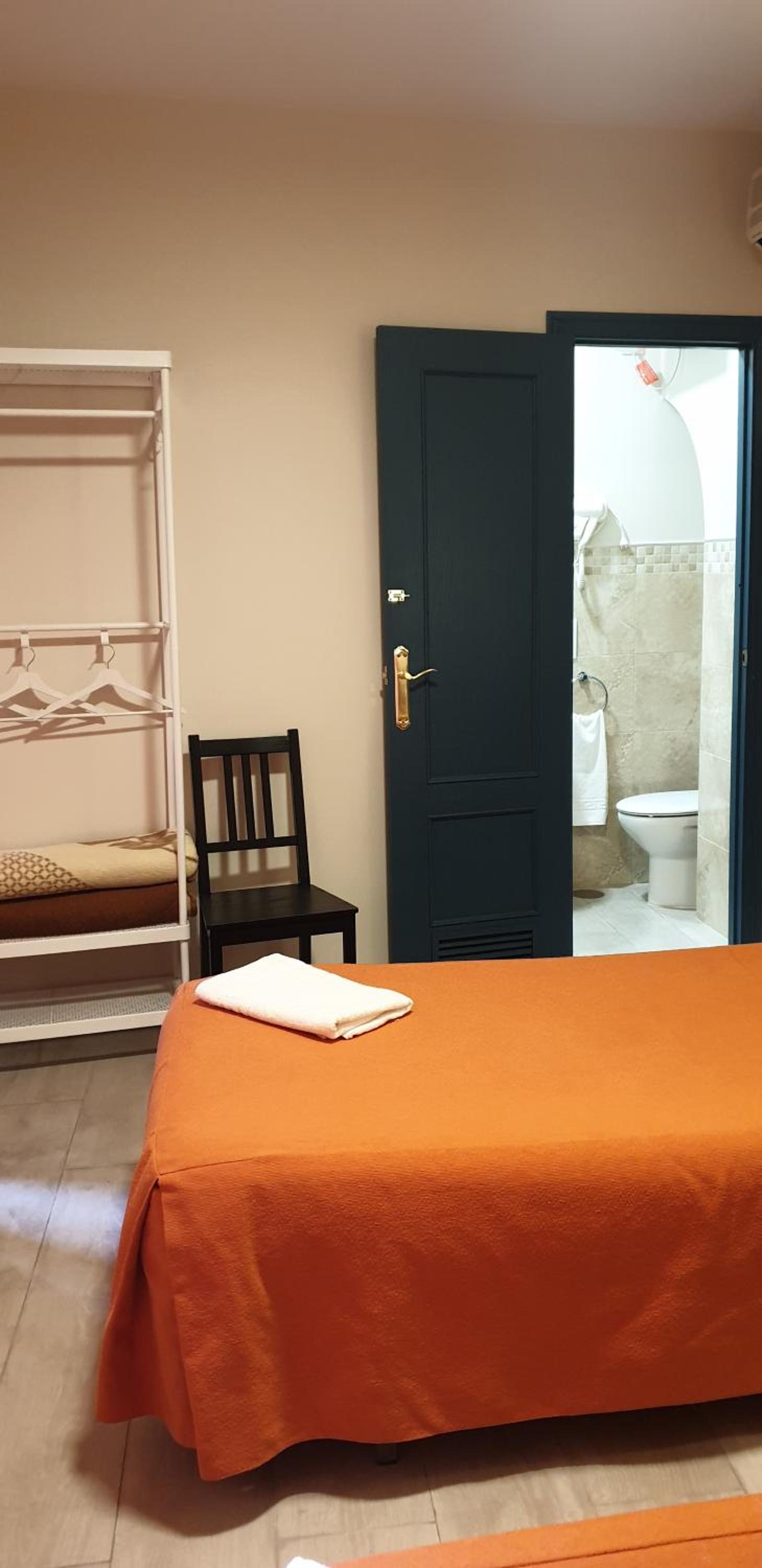 Twin Room with Private Bathroom - Photo 13