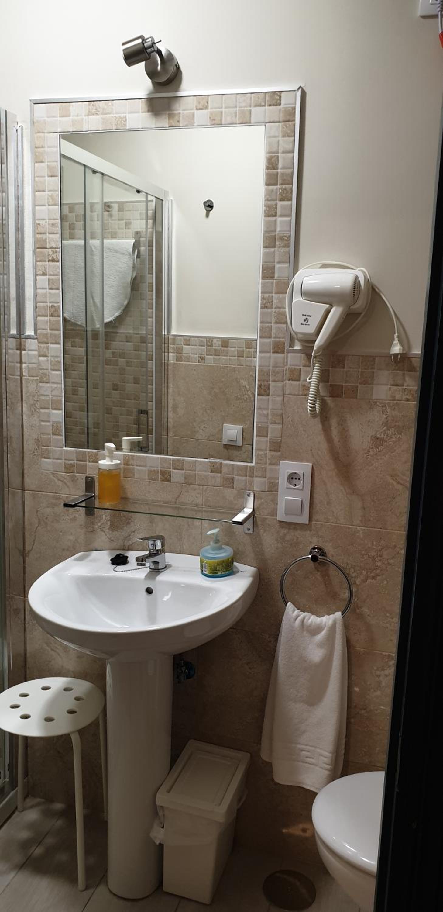Twin Room with Private Bathroom - Photo 17