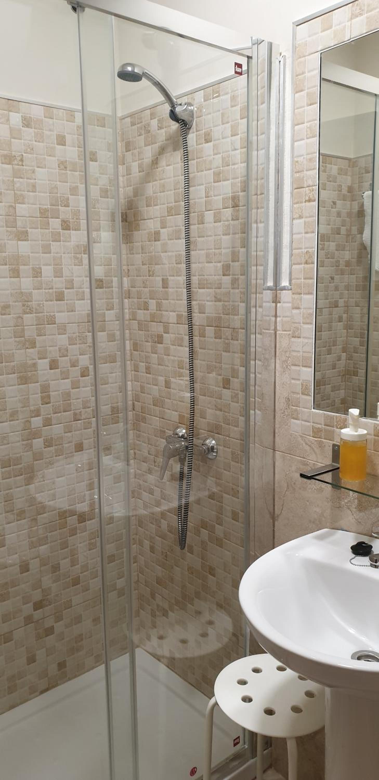 Twin Room with Private Bathroom - Photo 16
