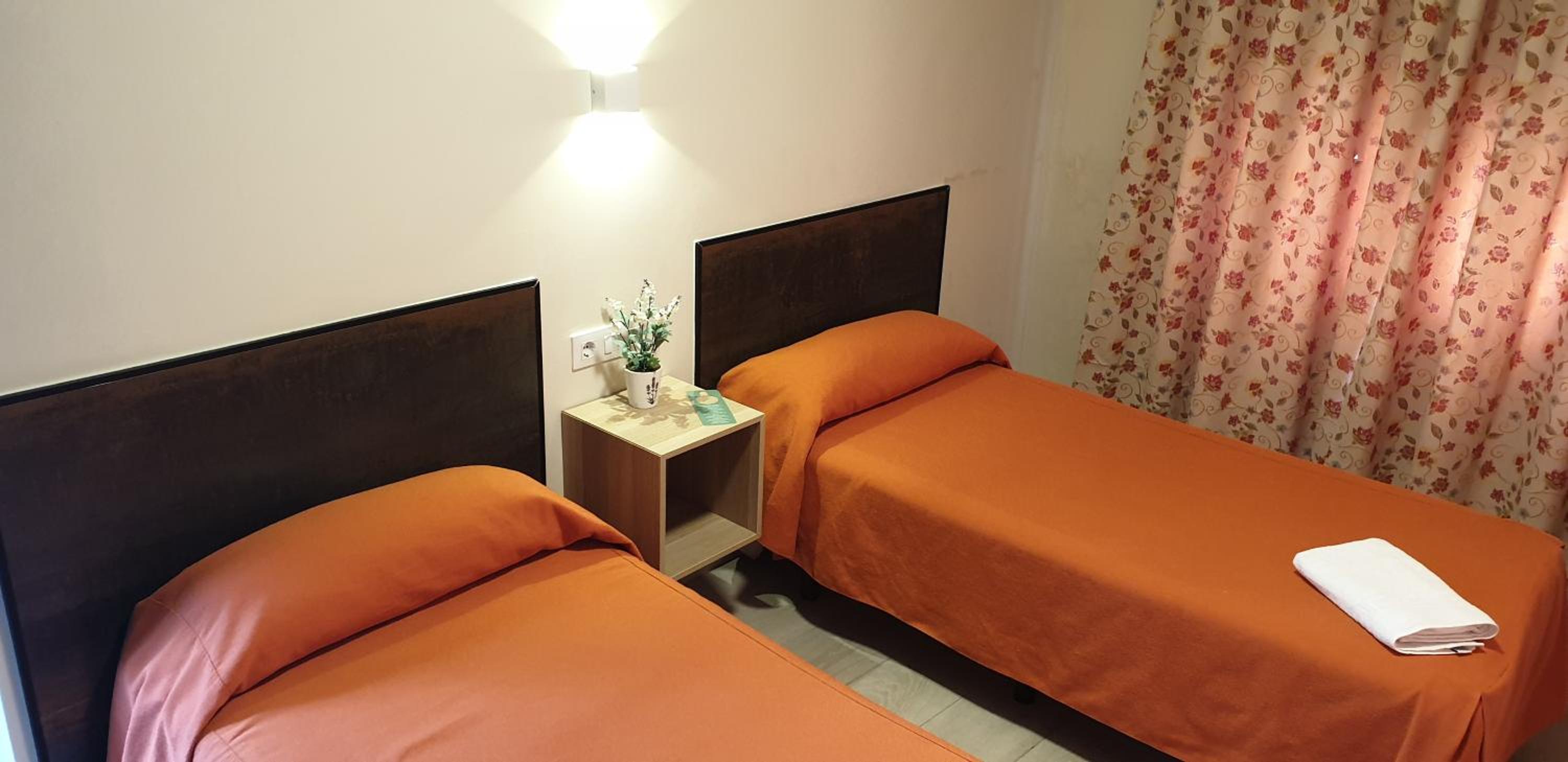 Twin Room with Private Bathroom - Photo 12