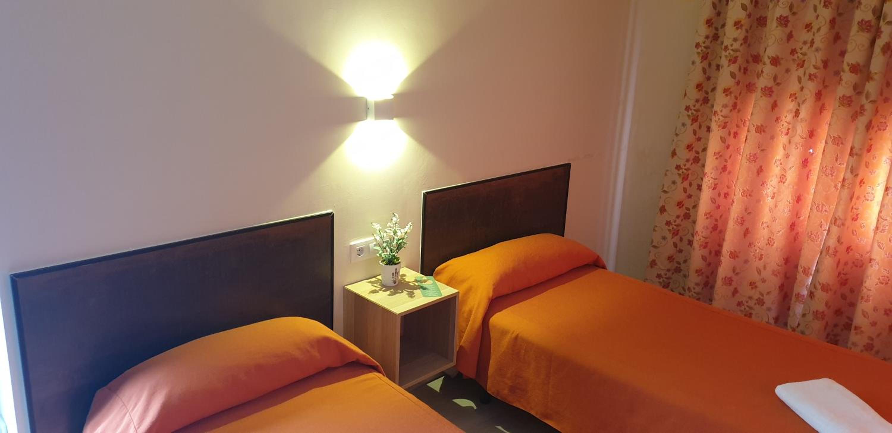 Twin Room with Private Bathroom - Photo 10