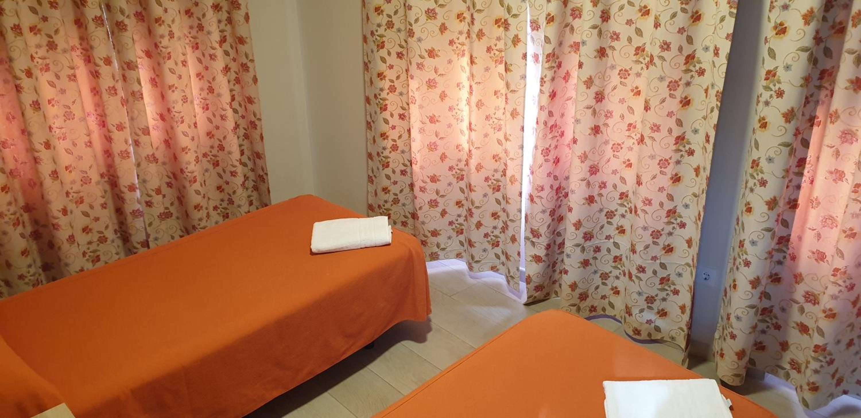 Twin Room with Private Bathroom - Photo 9