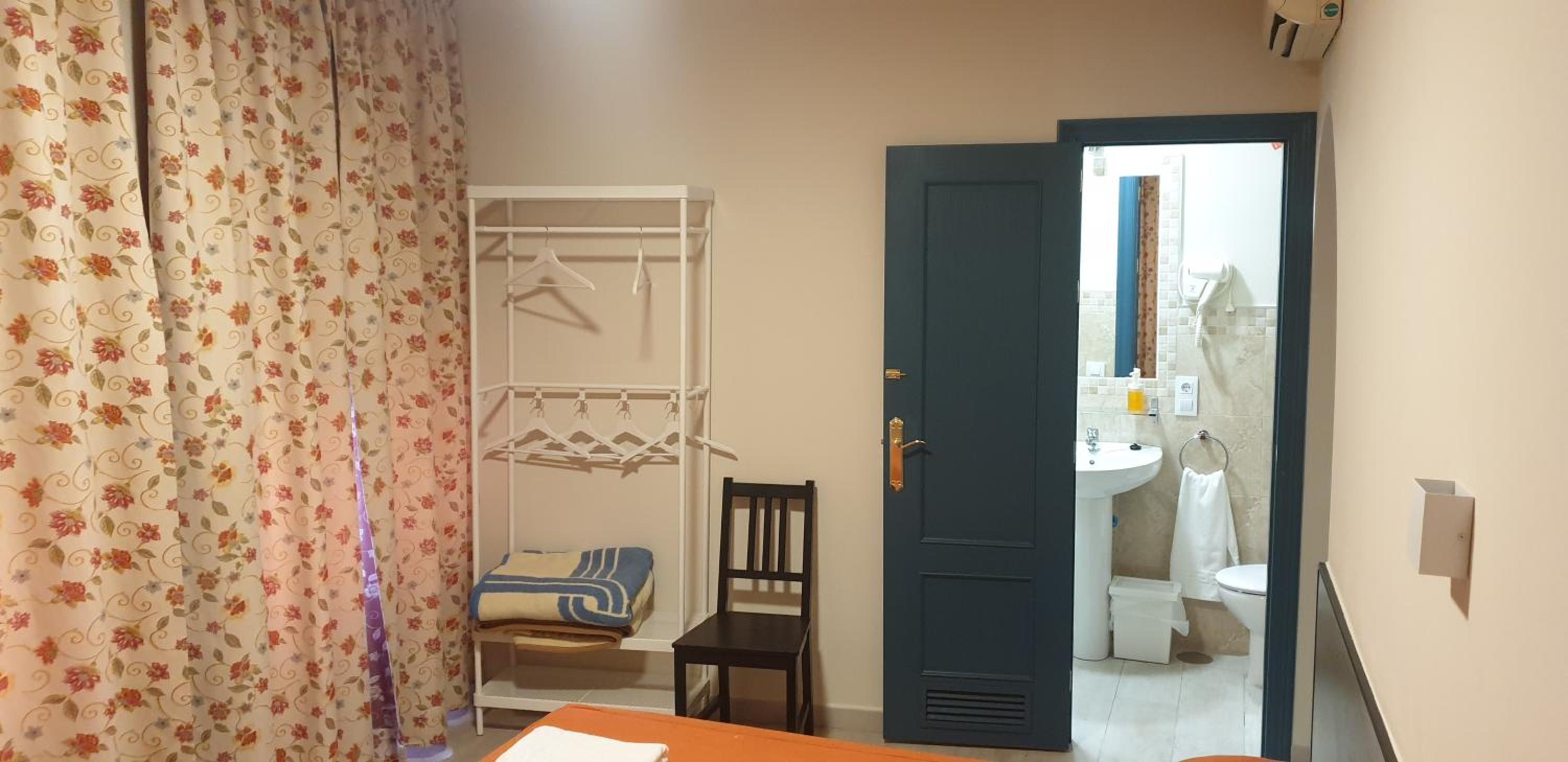 Twin Room with Private Bathroom - Photo 8