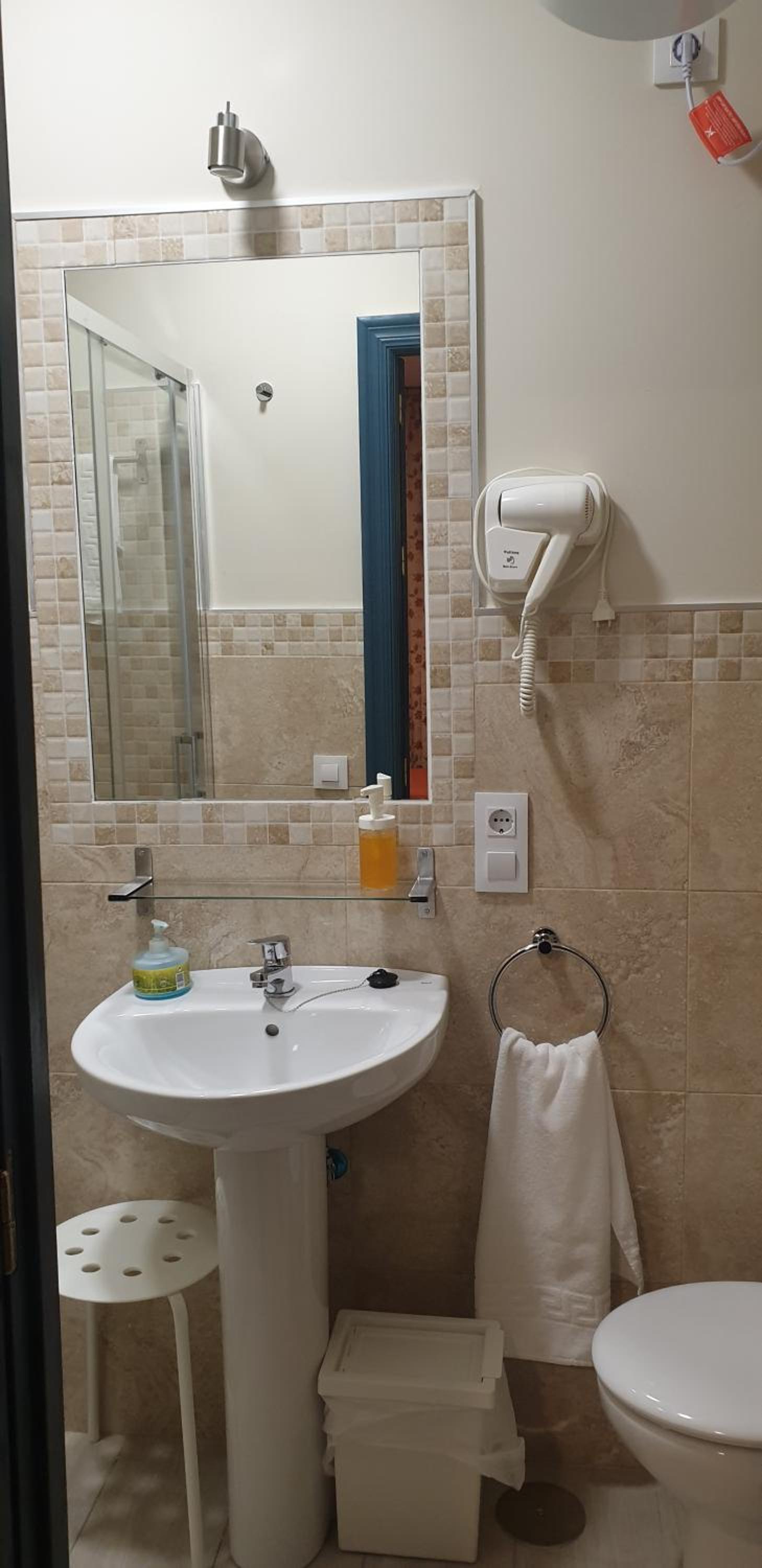 Twin Room with Private Bathroom - Photo 4