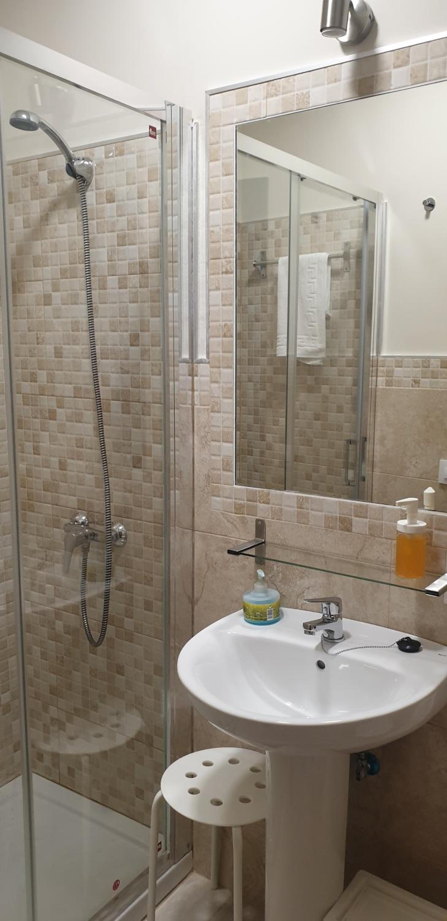 Twin Room with Private Bathroom - Photo 15