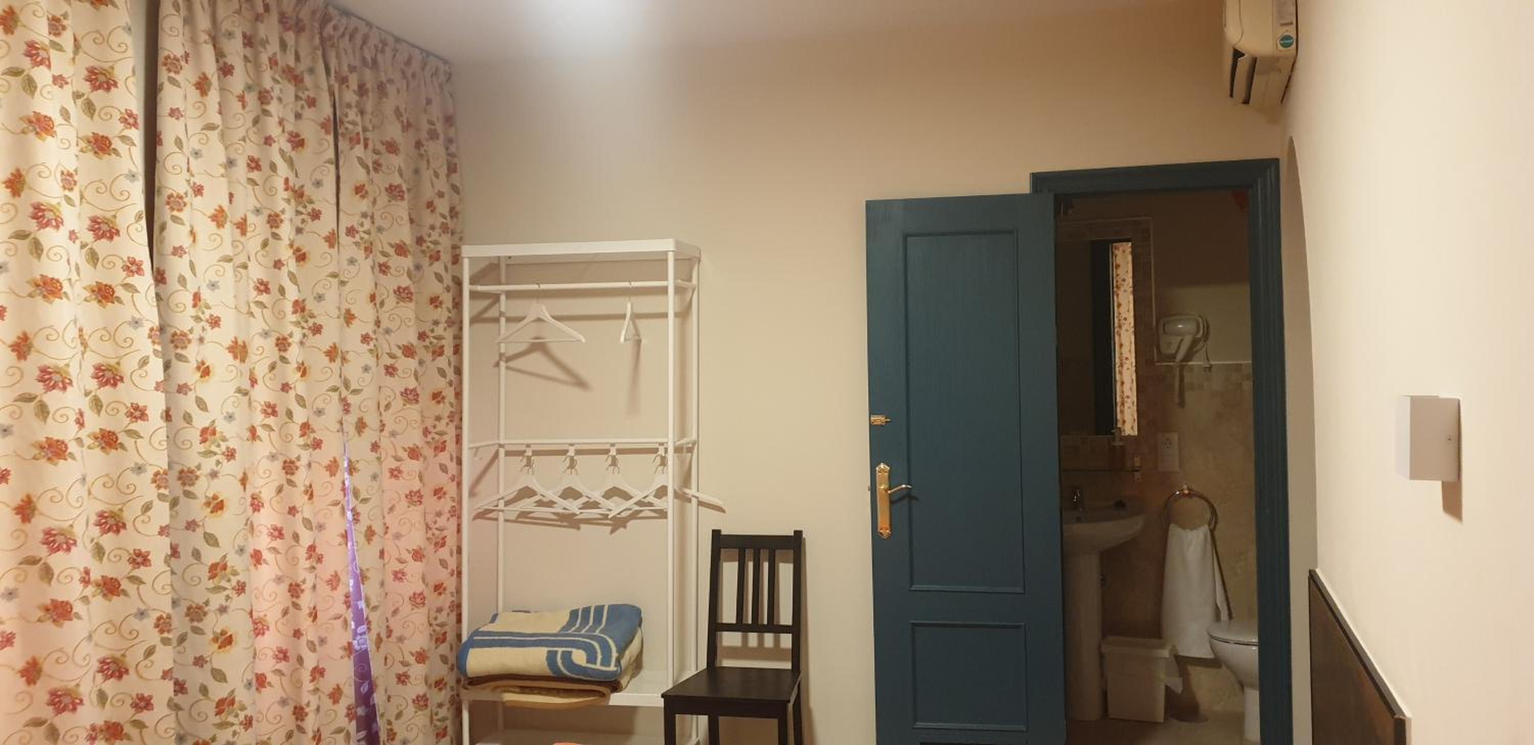 Twin Room with Private Bathroom - Photo 7