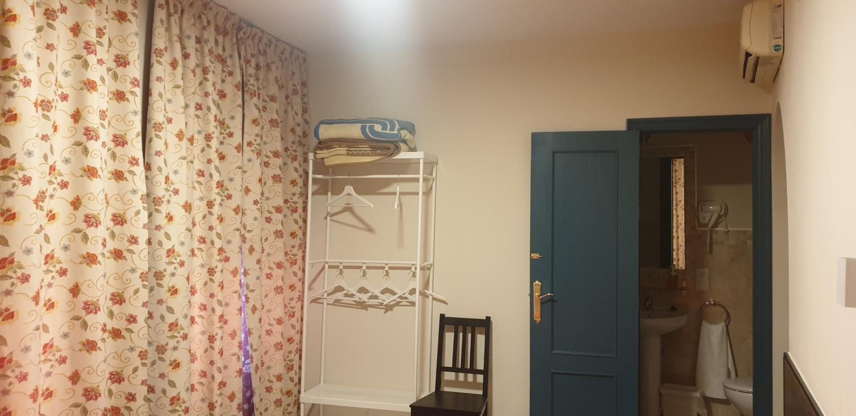 Twin Room with Private Bathroom - Photo 6