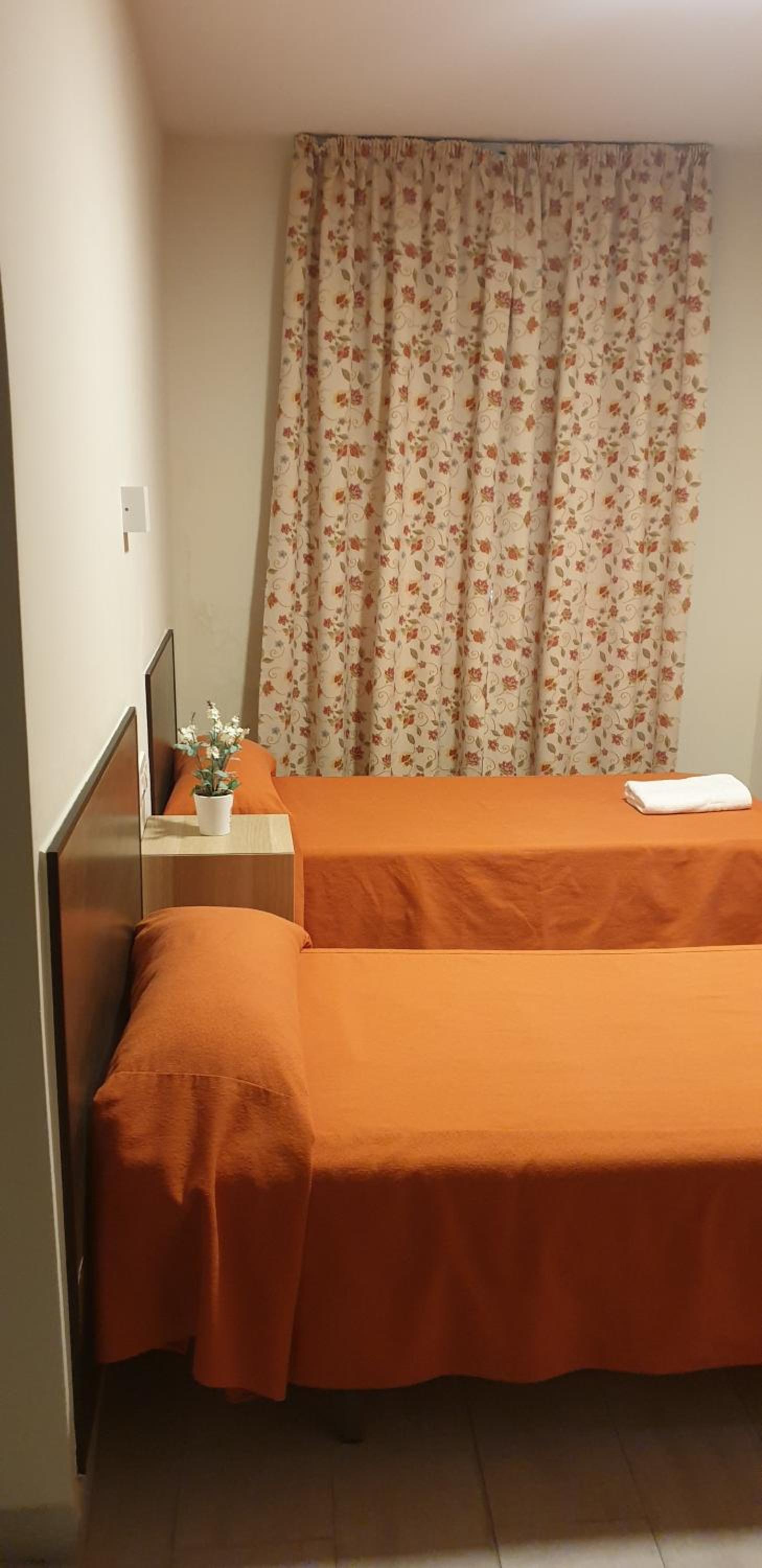Twin Room with Private Bathroom - Photo 14