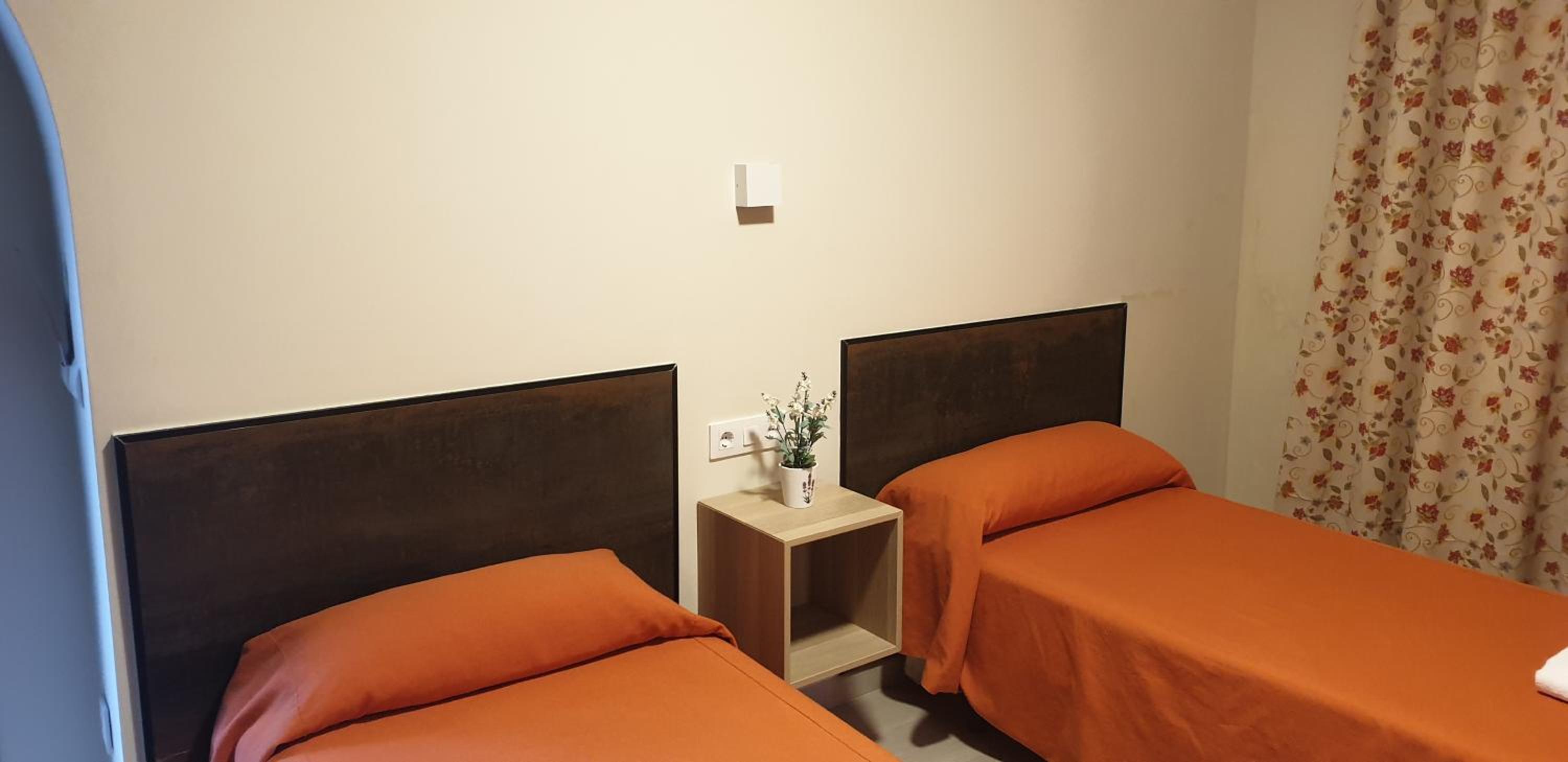 Twin Room with Private Bathroom - Photo 11