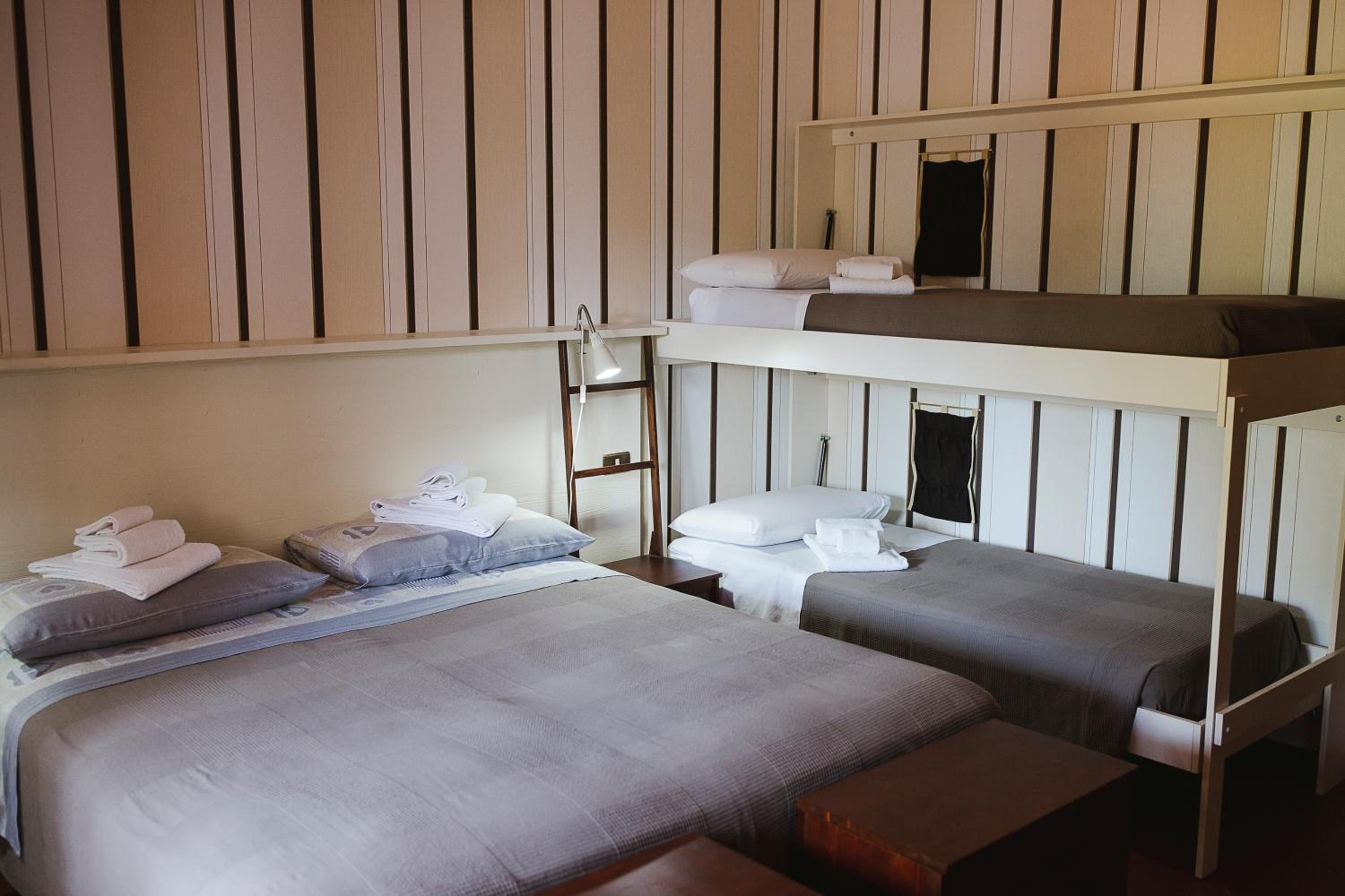 Quadruple Room with Private Bathroom photo 1