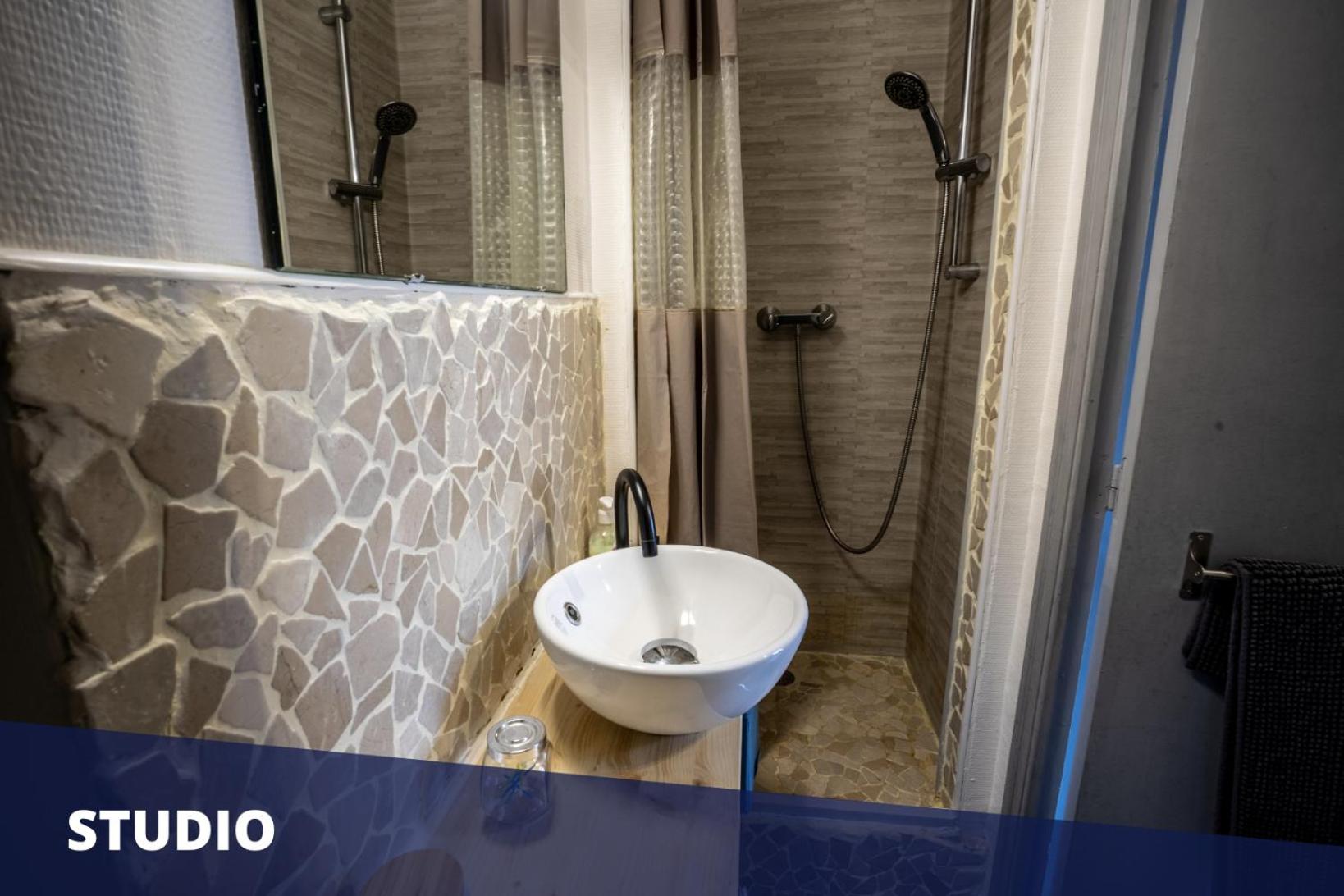 Studio Apartment - Photo 4