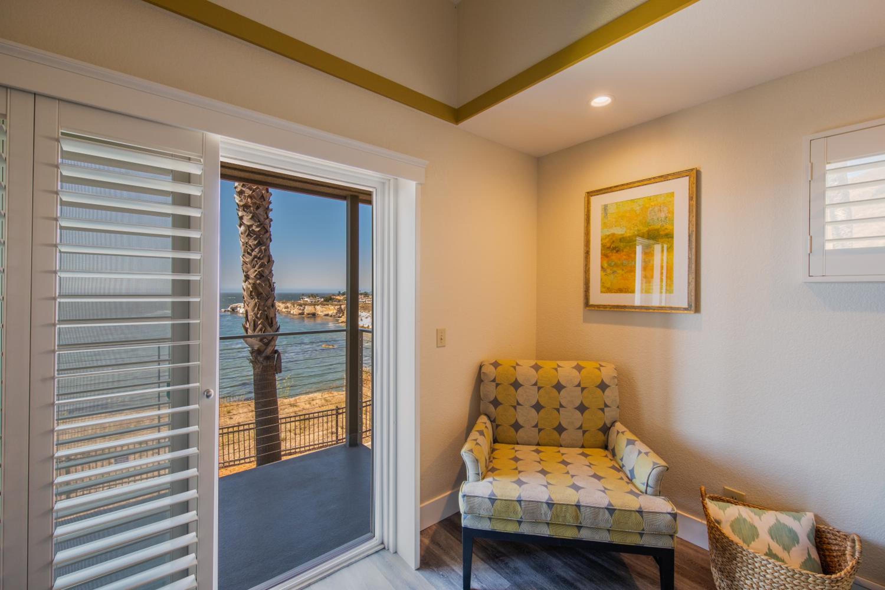 Oceanfront King Room - Photo 3