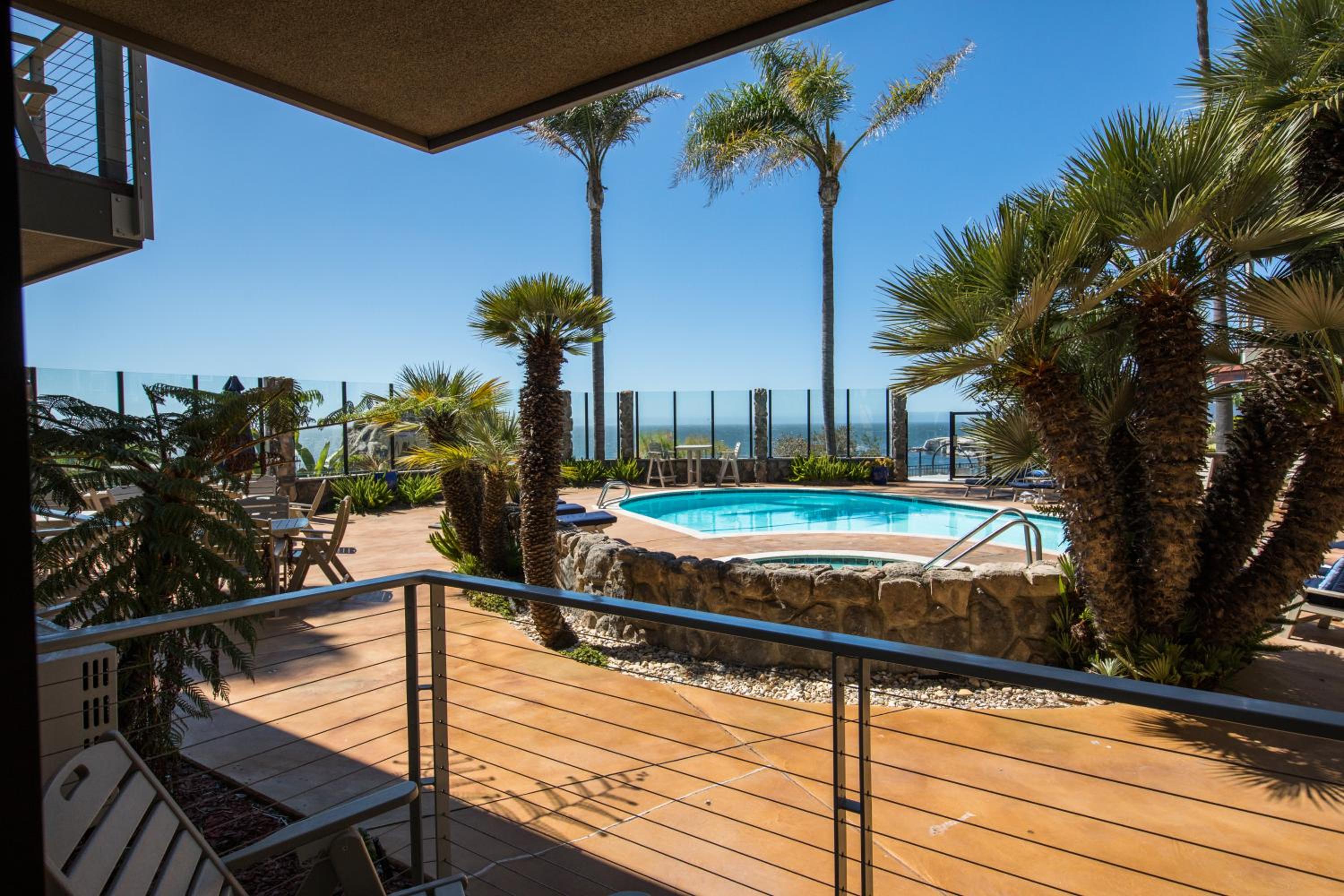 Oceanview Poolside King - Photo 4