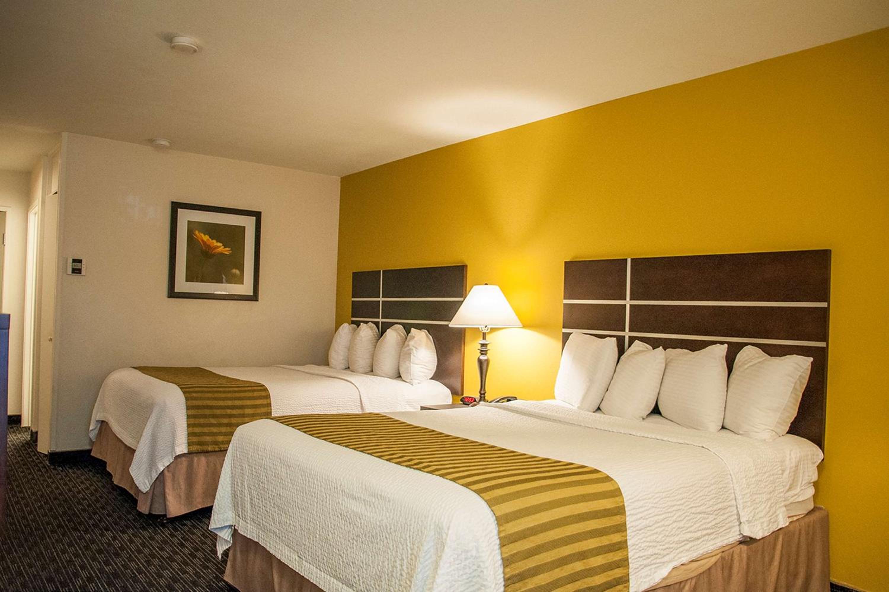 Queen Room with Two Queen Beds - Non-Smoking - Photo 3