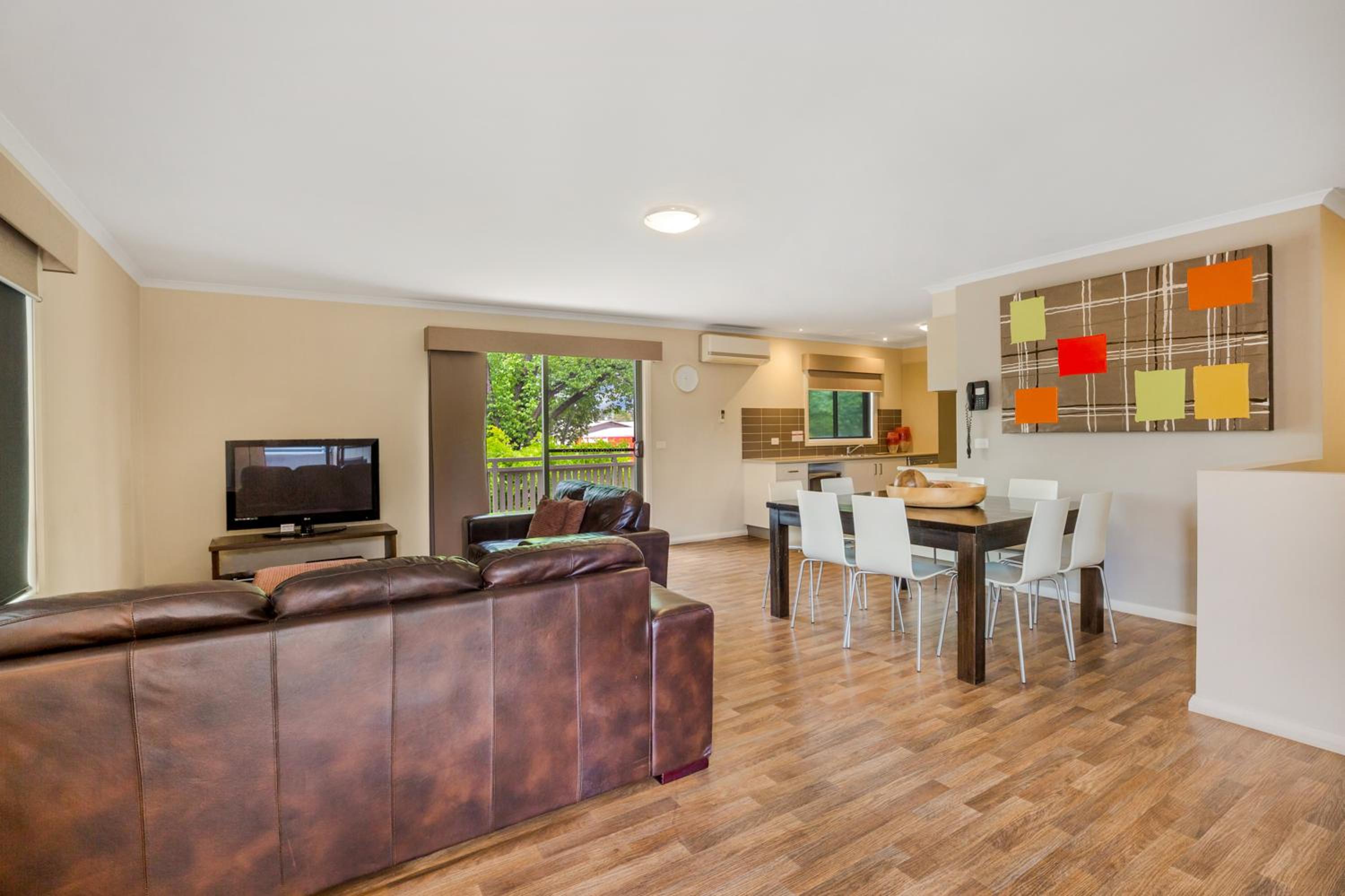 Two-Bedroom Apartment - Apartments on High photo 3