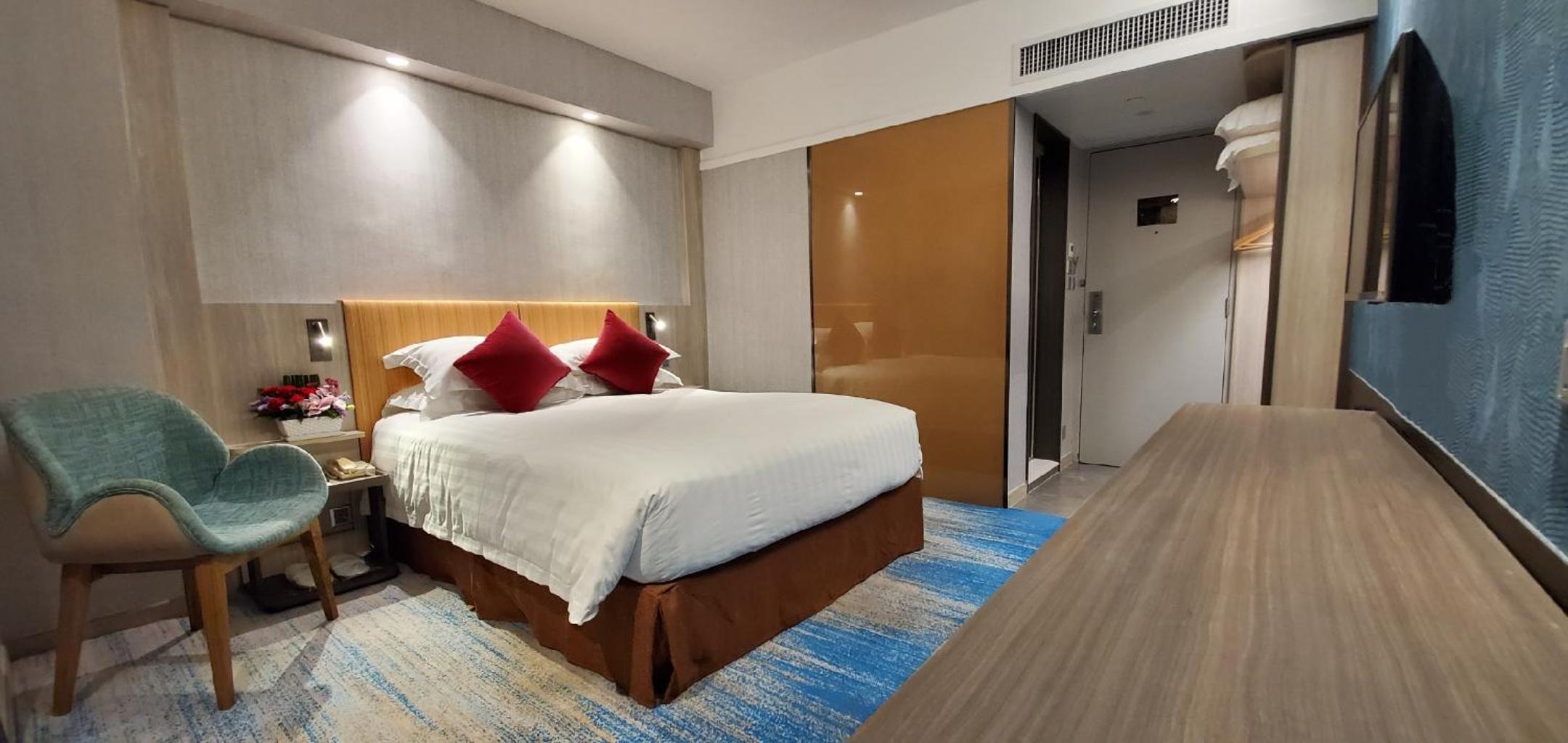 Premier Sky with Double Bed thumbnail 5