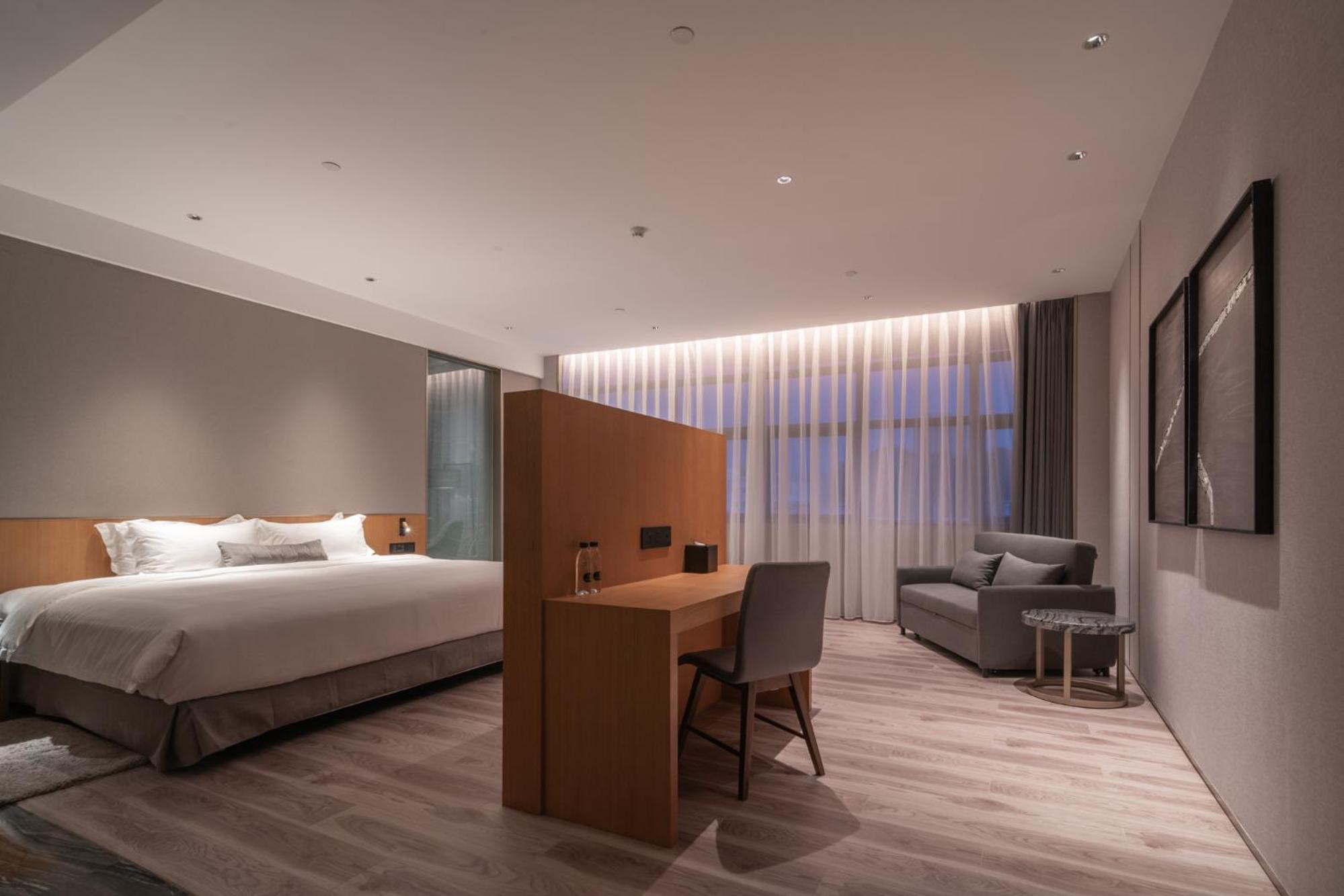 Deluxe King Room photo 1