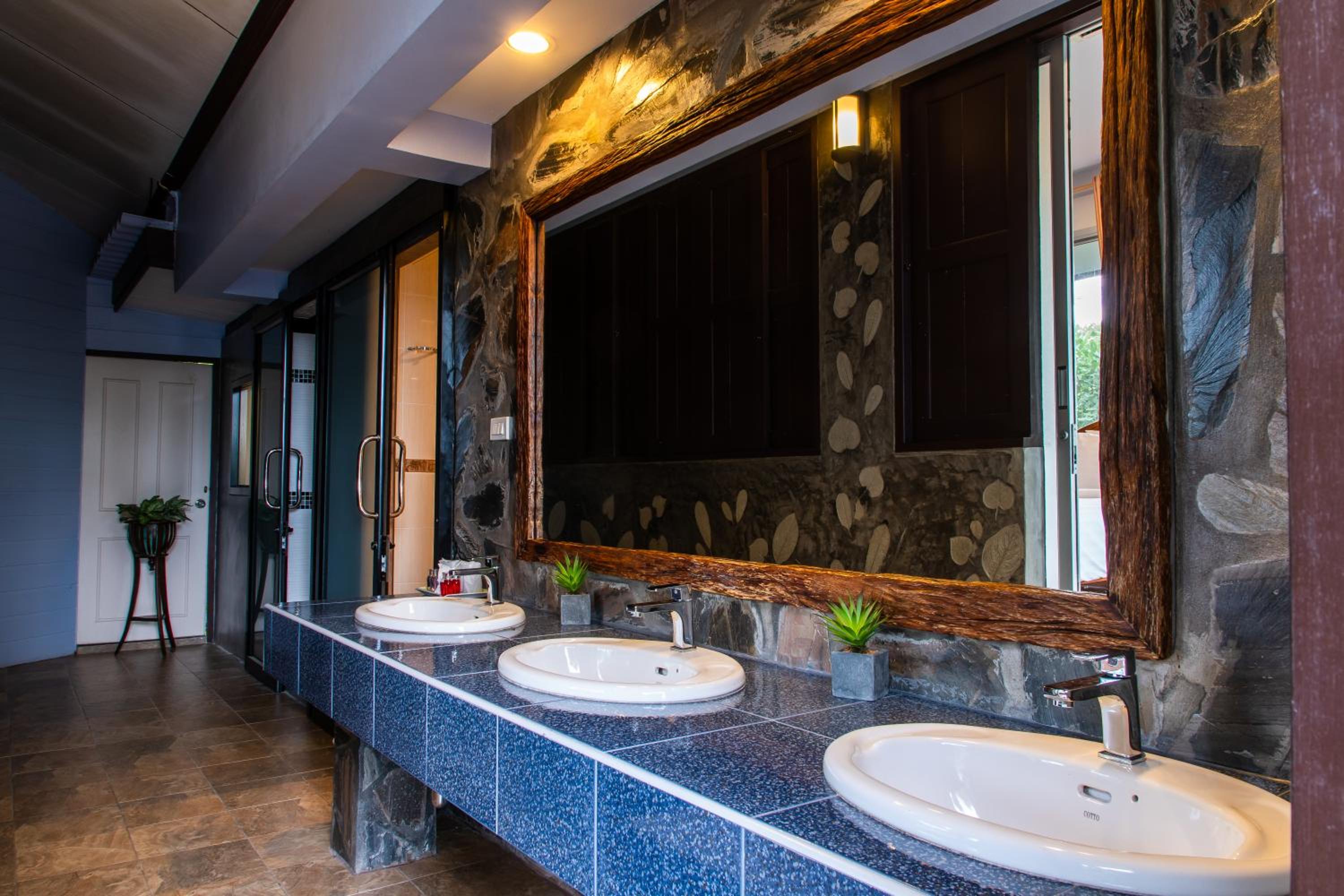 Quadruple Room with Private Bathroom photo 2