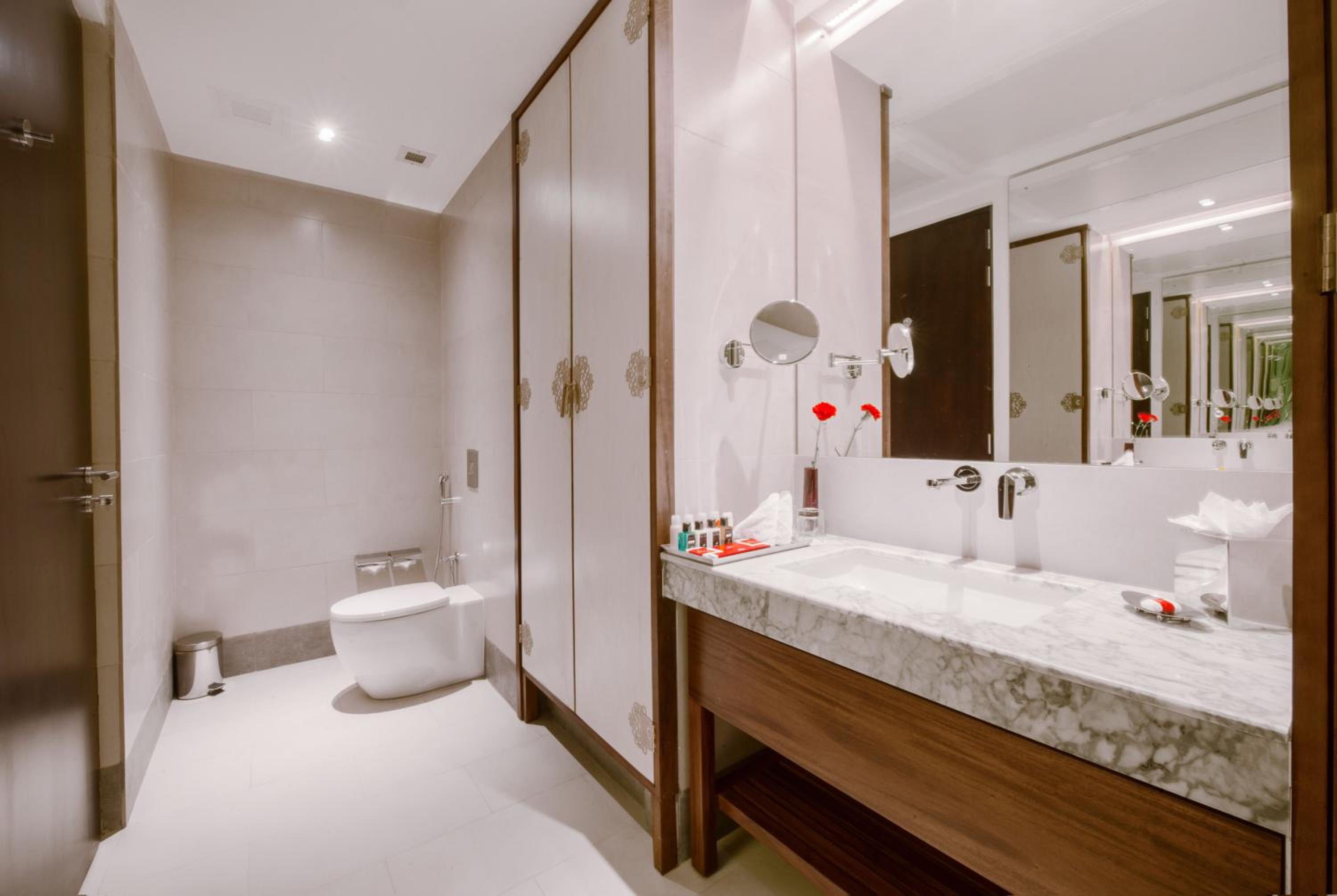 Premium Room King Bed including One Way Airport Transfer - Photo 2