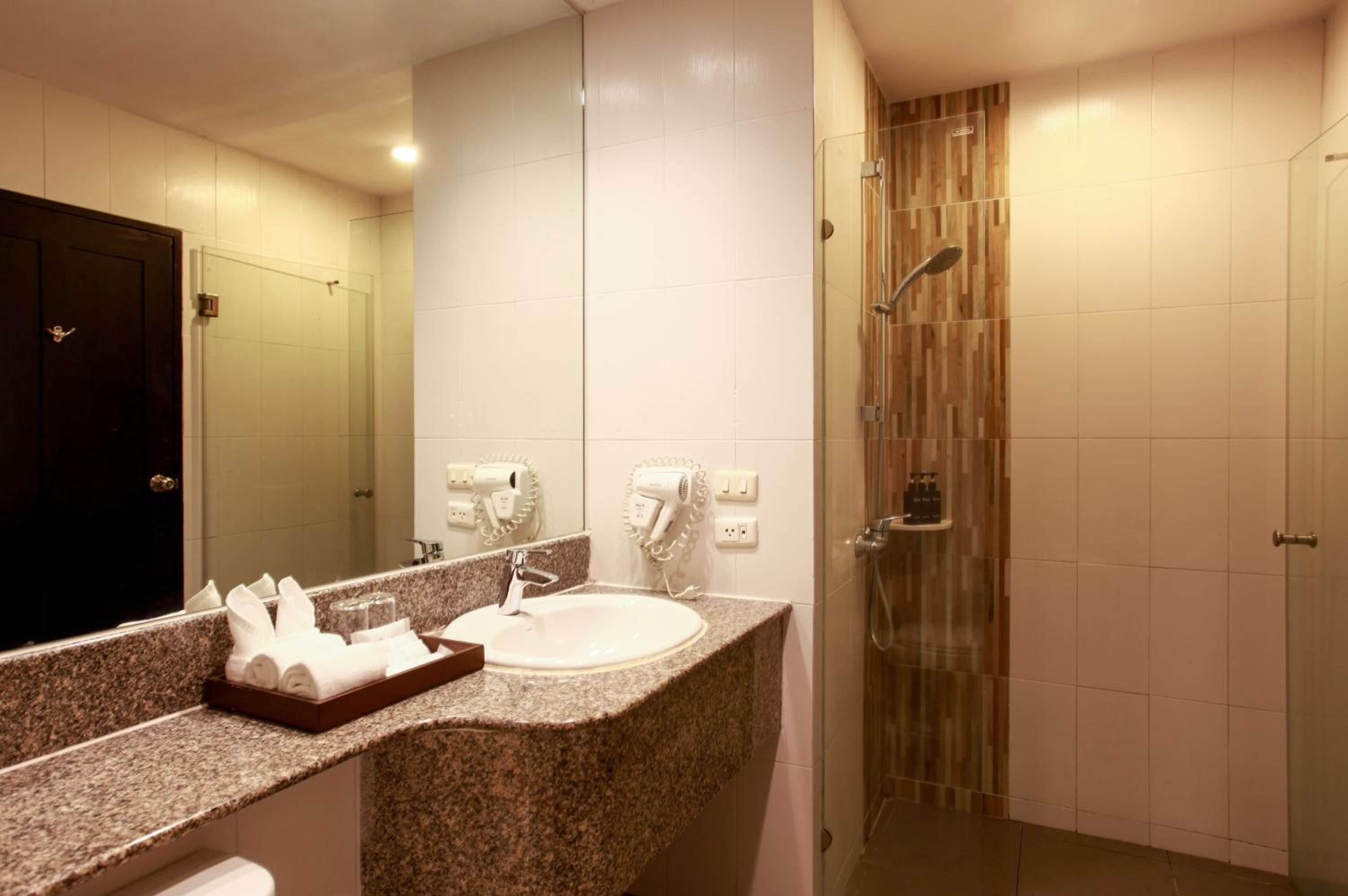 Deluxe Double or Twin Room with Spa Bath - Photo 13