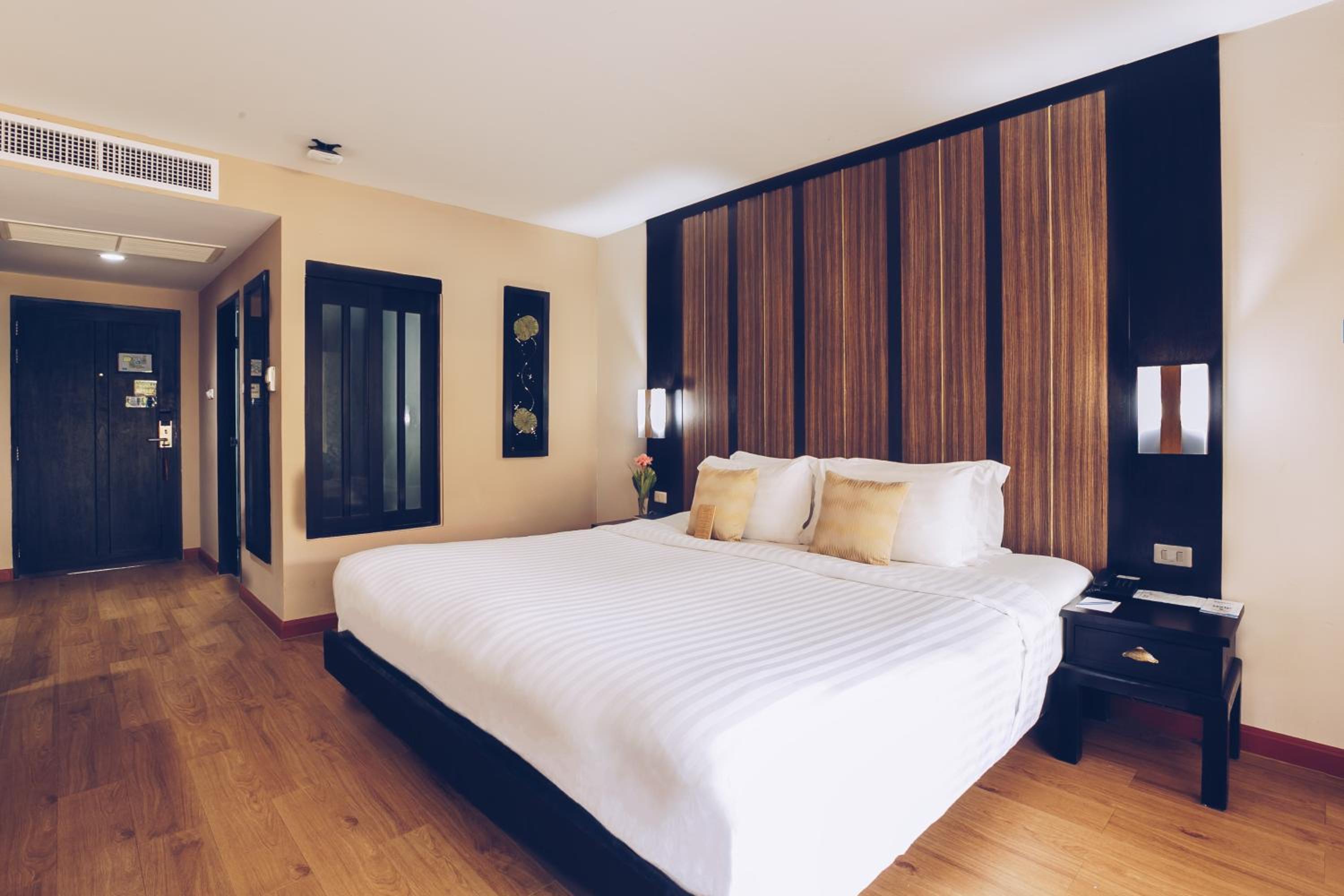 Deluxe Double or Twin Room with Spa Bath - Photo 15