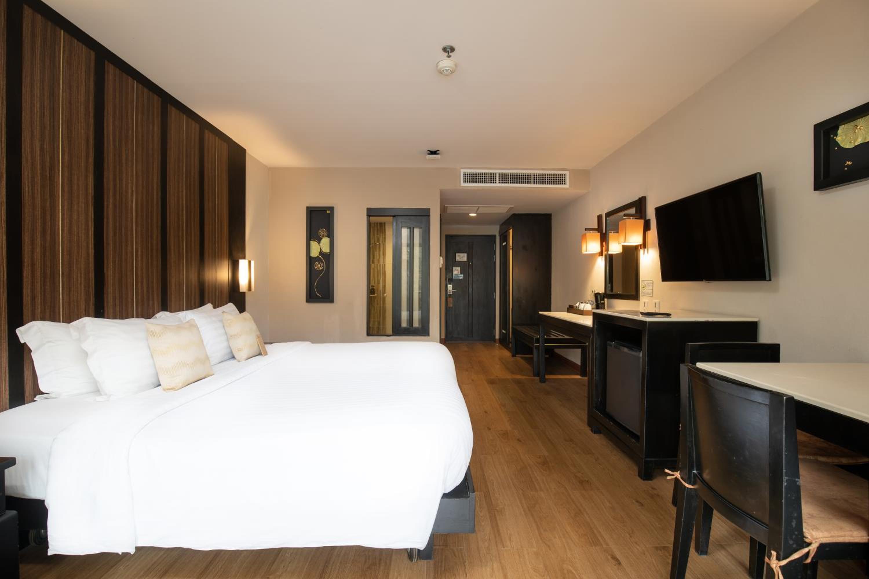 Deluxe Twin or Double Room - Photo 9