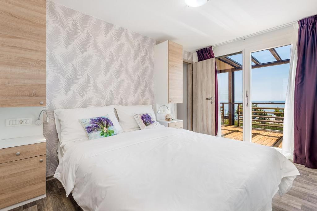 Prestige Mobile Home with Hot Tub and Sea view