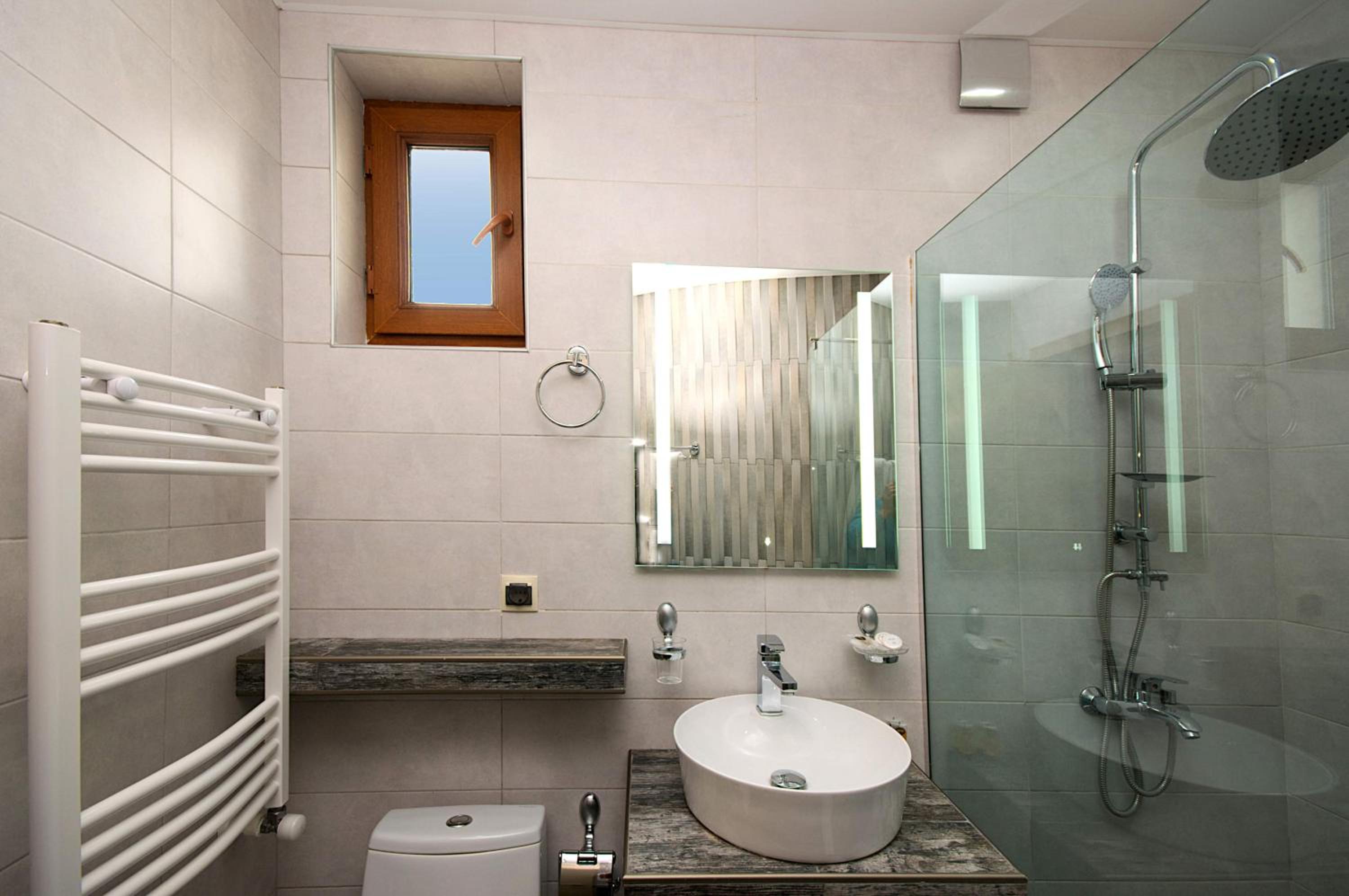 King Room with Balcony - Photo 6