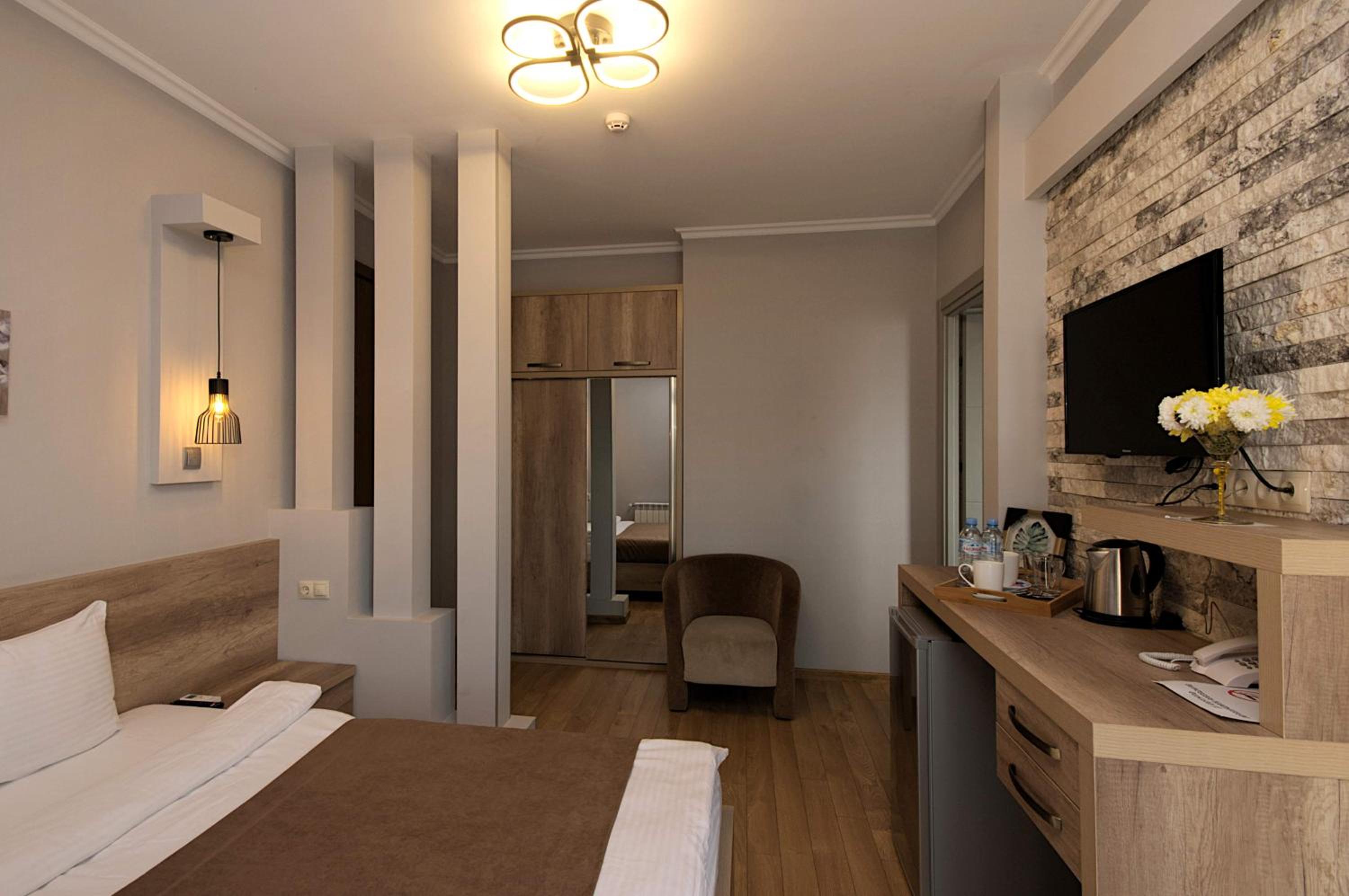 Deluxe Double or Twin Room with Balcony - Photo 9
