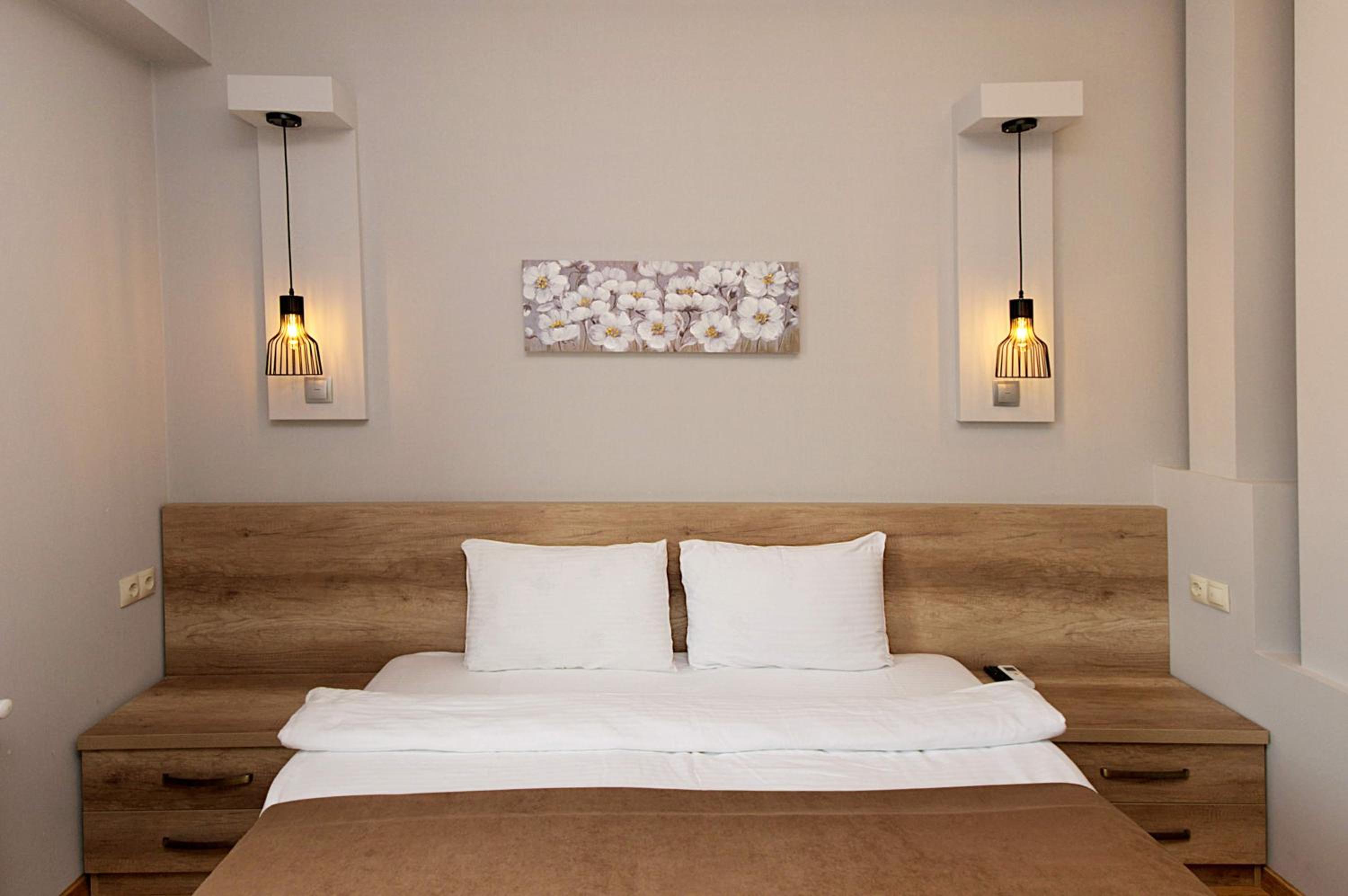 King Room with Balcony - Photo 5
