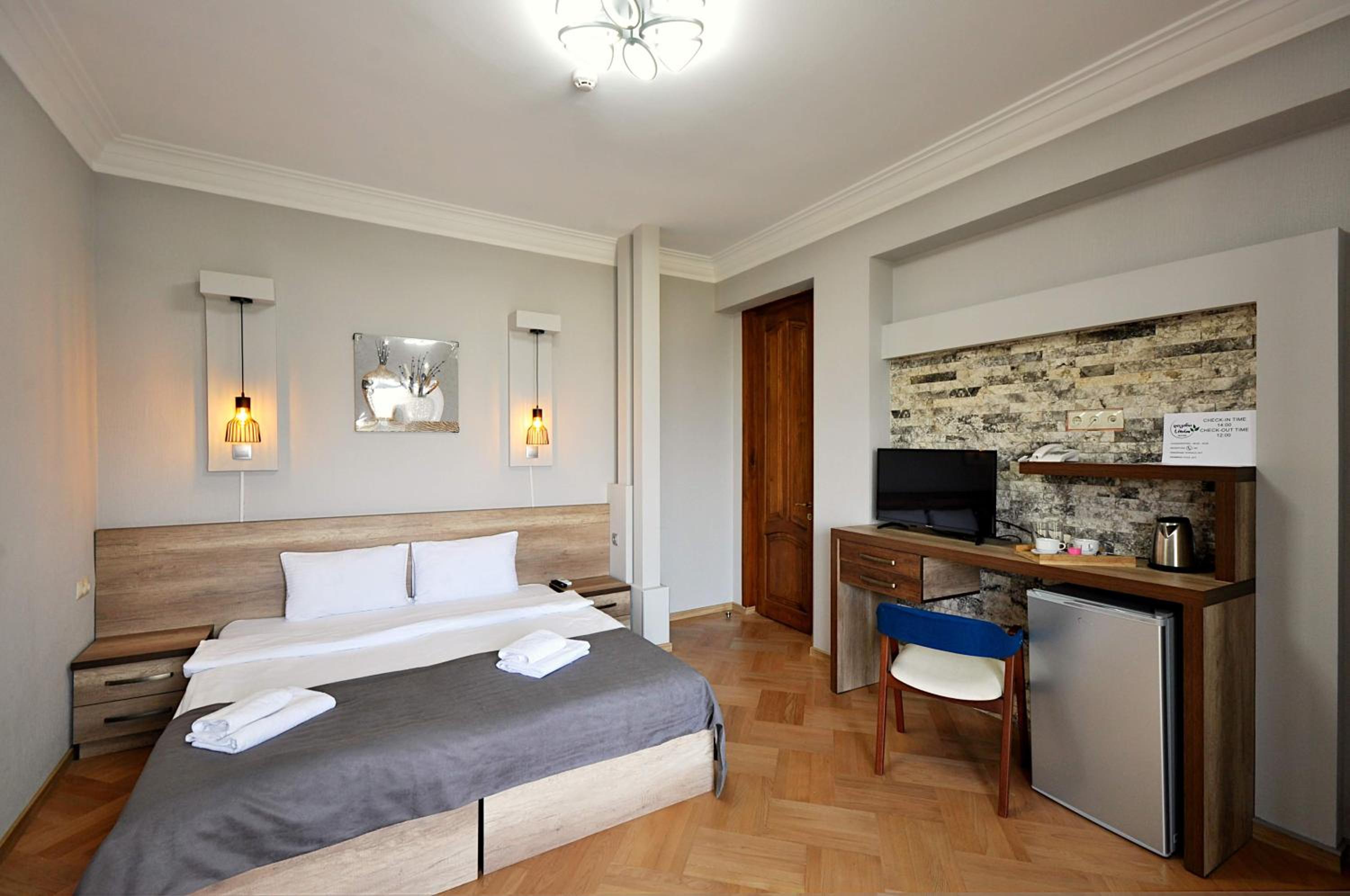 Deluxe Double or Twin Room with Balcony - Photo 2