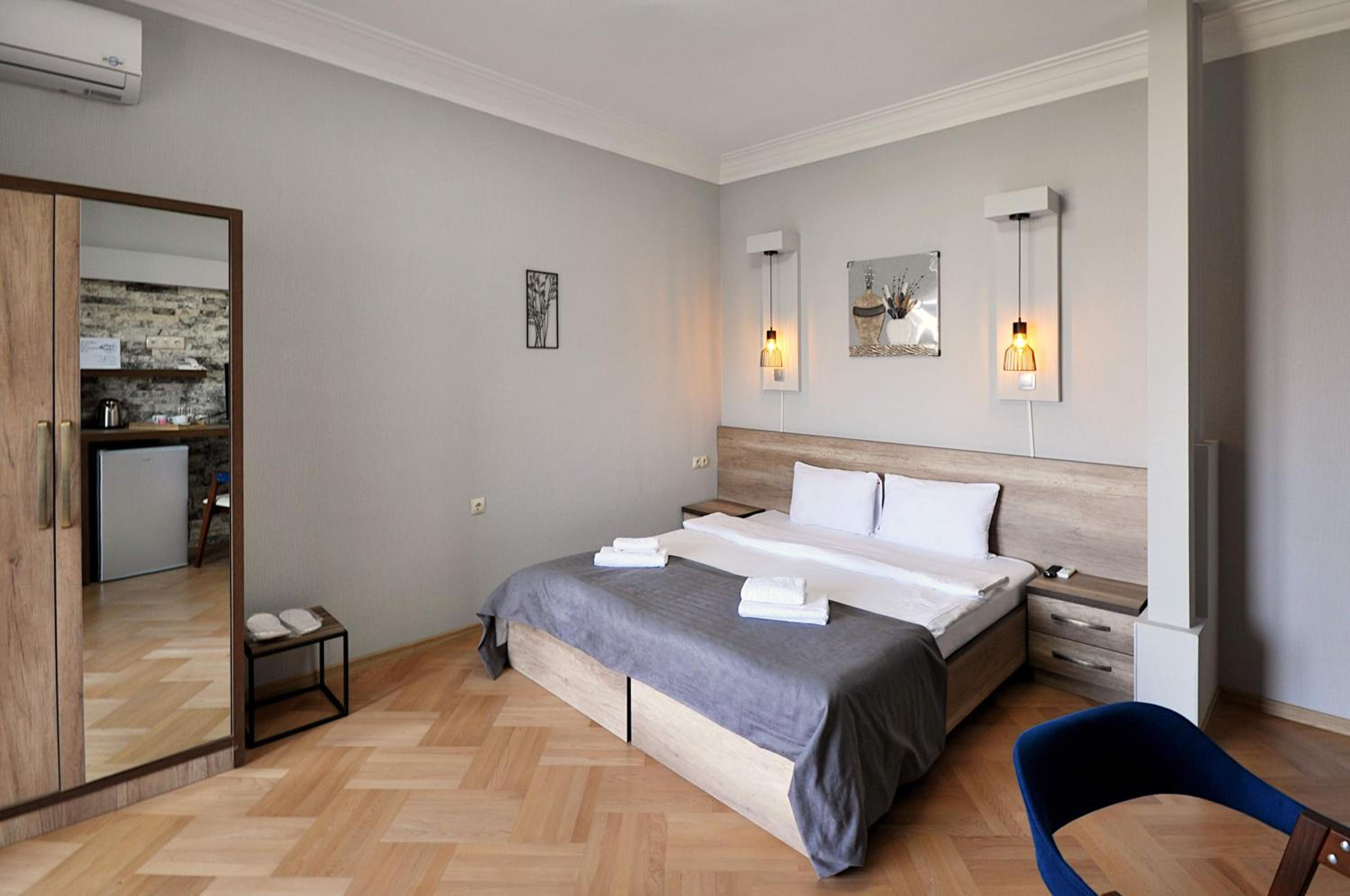 King Room with Balcony - Photo 4