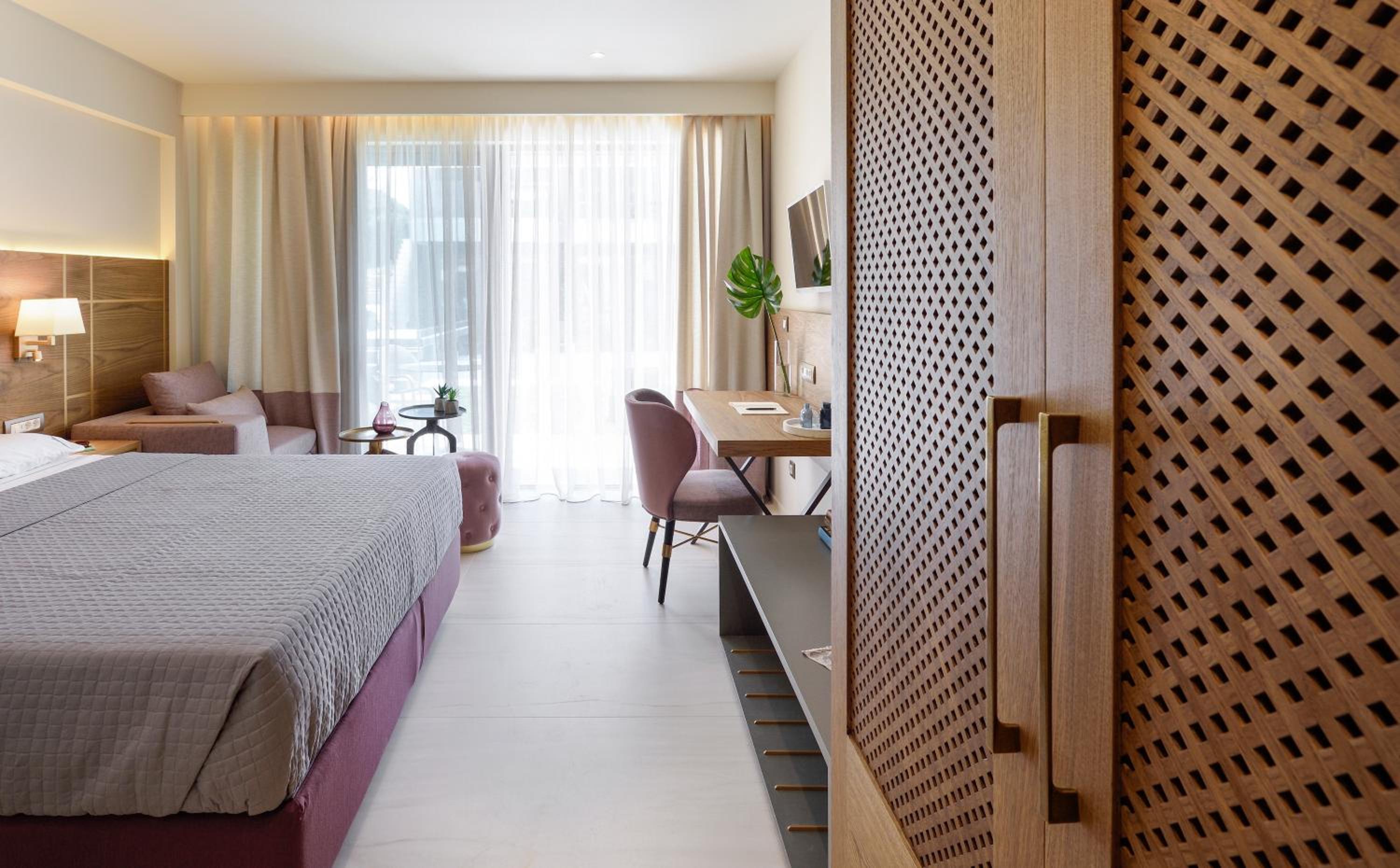 Deluxe Suite with Pool View photo 1