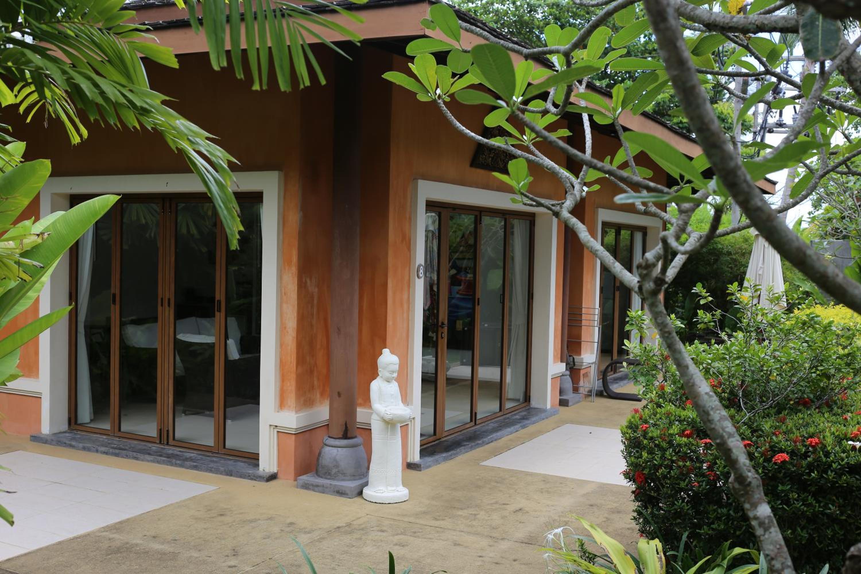 Deluxe Beach Suite - Photo 39