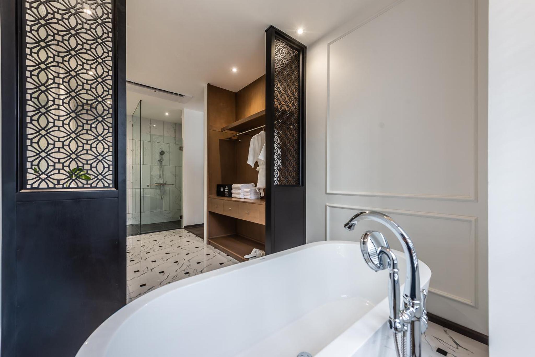 Honeymoon Suite - Photo 18