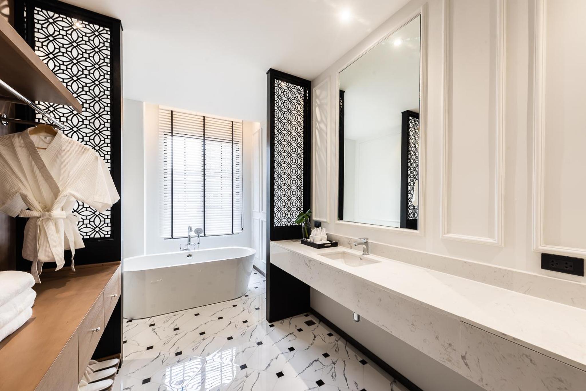 Honeymoon Suite - Photo 15