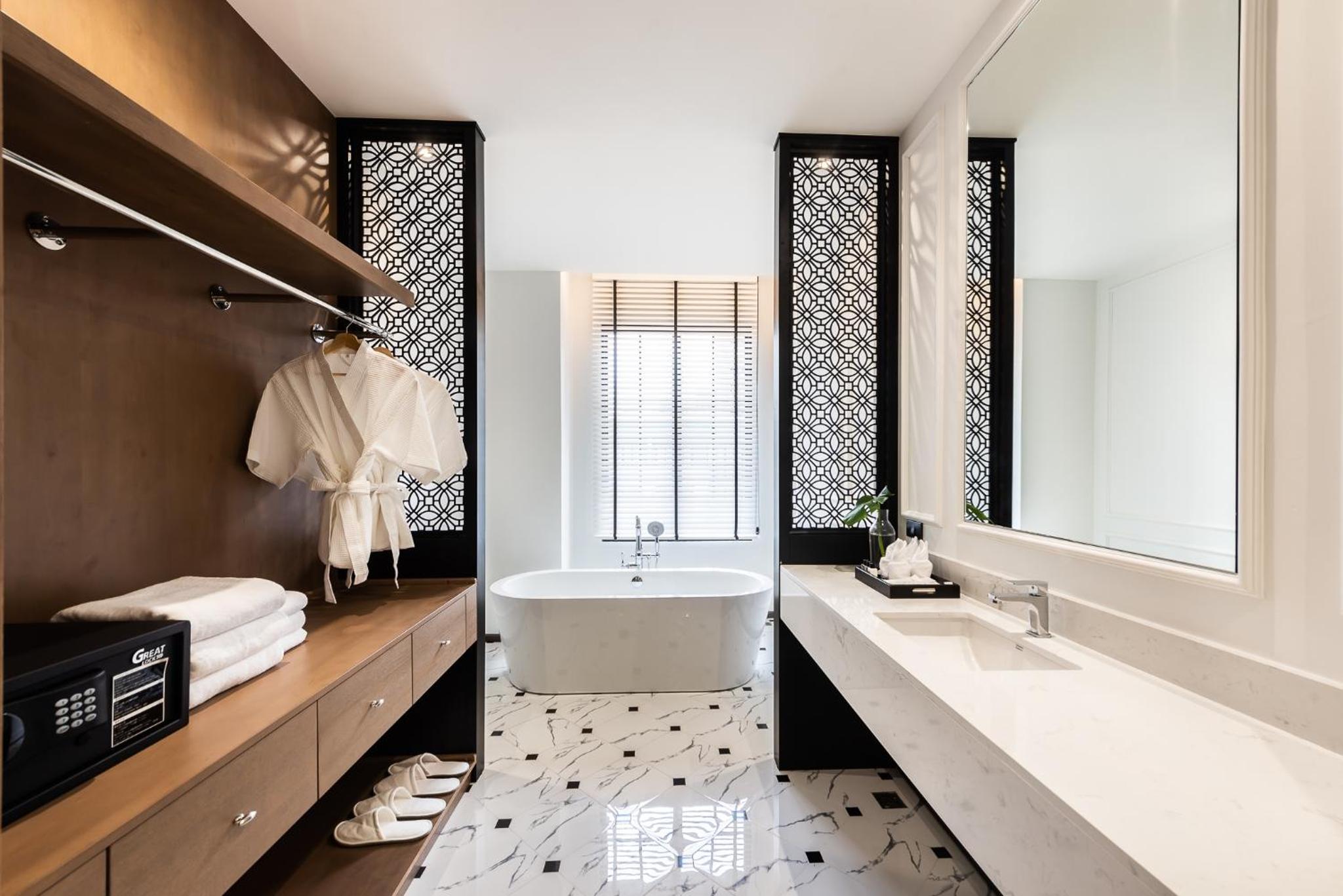 Honeymoon Suite - Photo 19