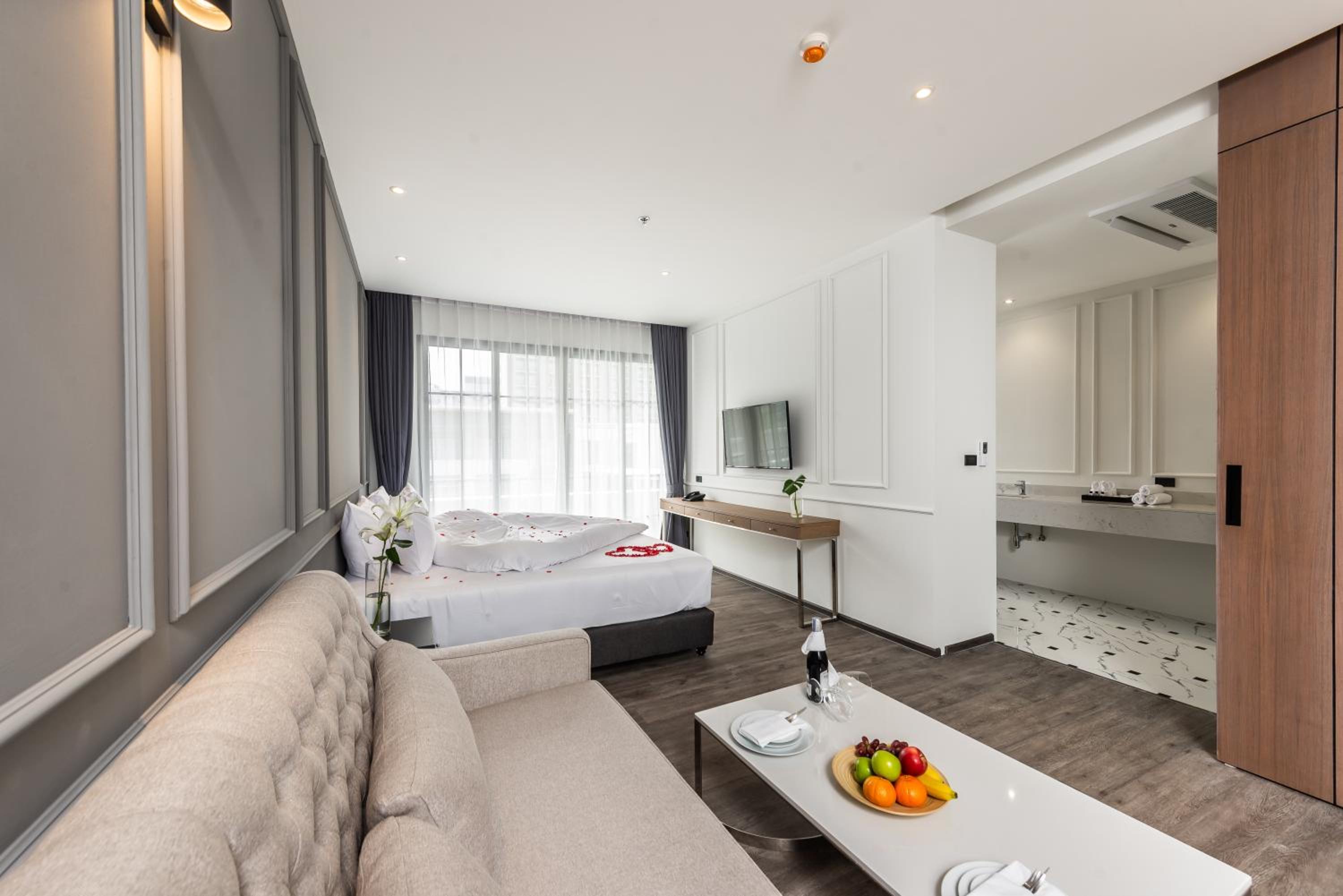 Honeymoon Suite - Photo 14