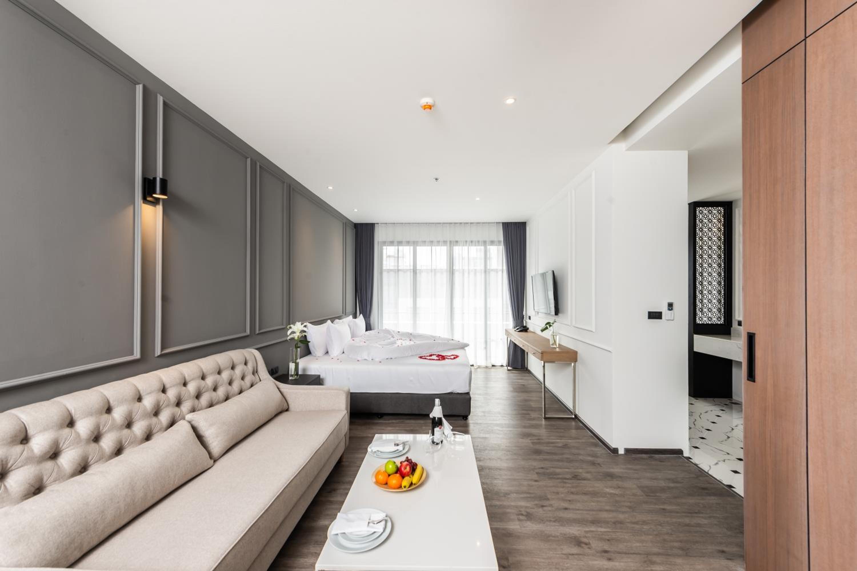 Honeymoon Suite - Photo 13