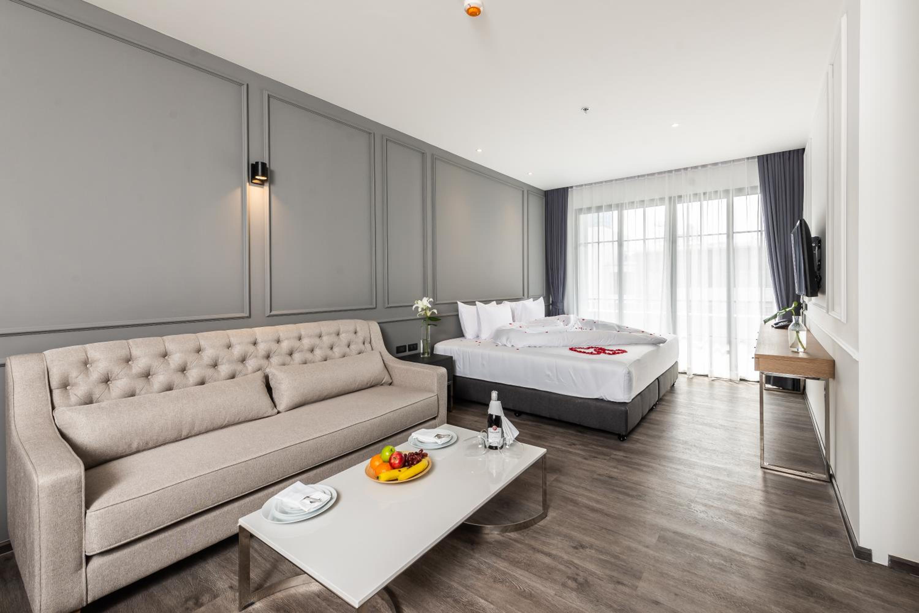 Honeymoon Suite - Photo 12