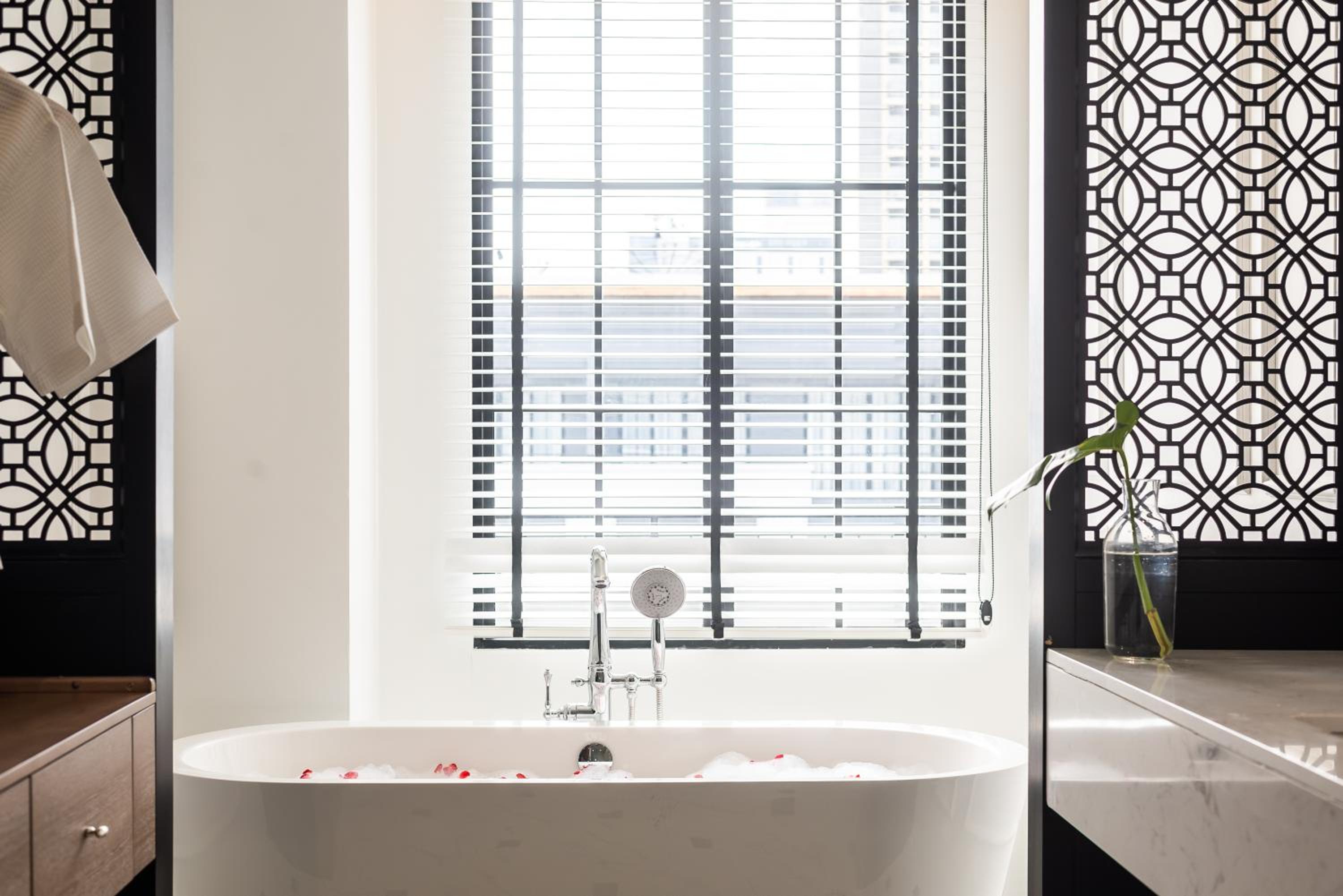 Honeymoon Suite - Photo 11