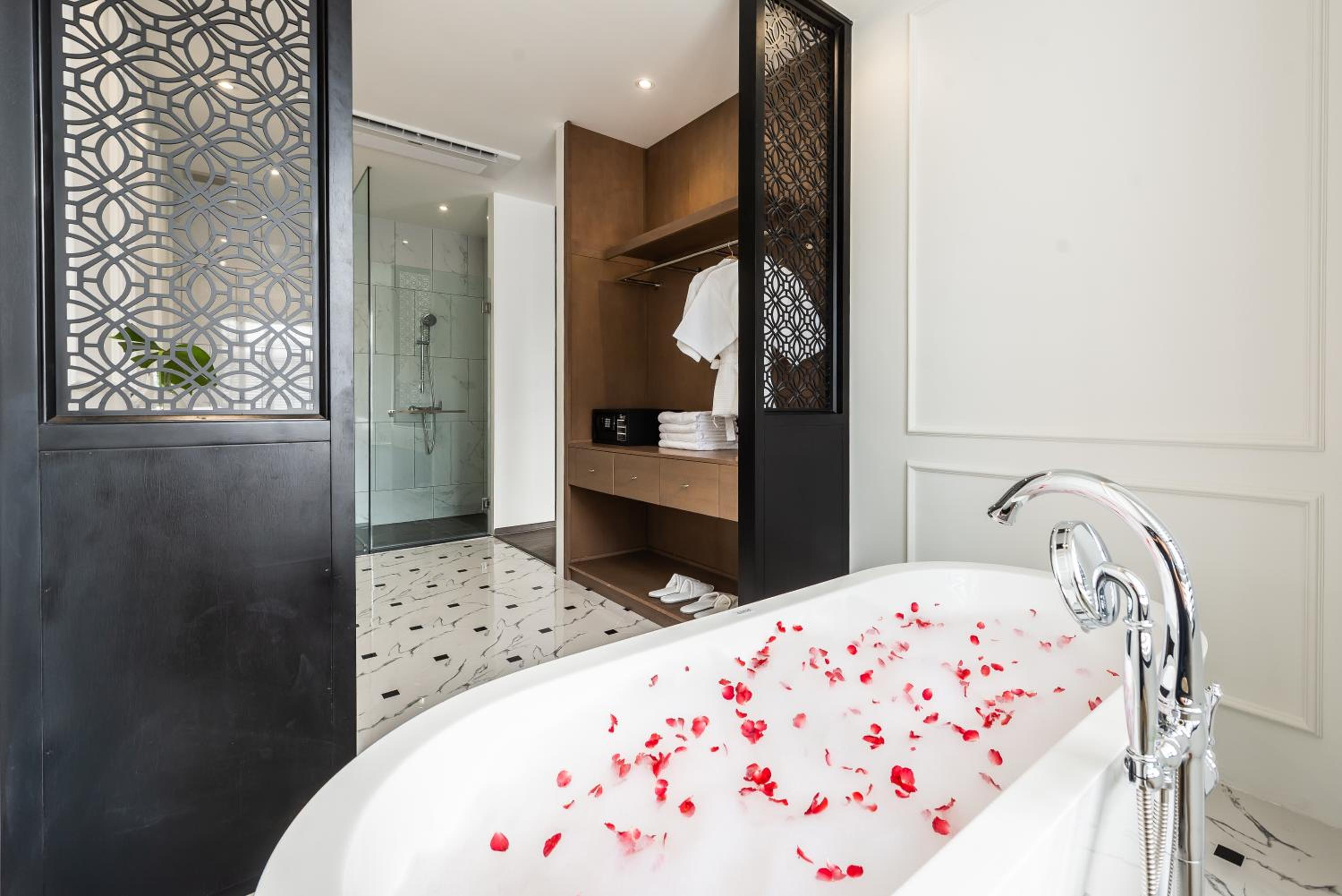 Honeymoon Suite - Photo 10