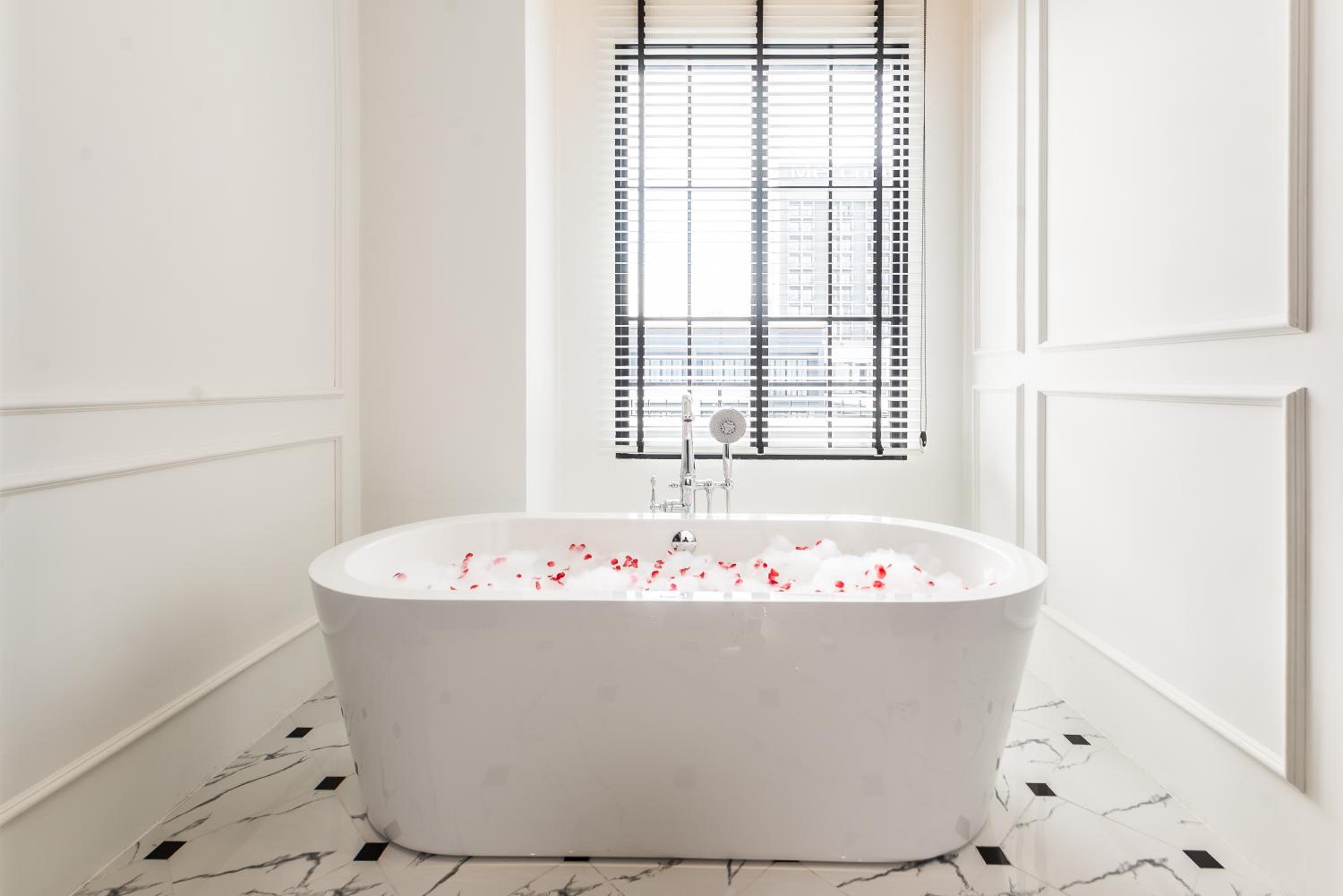 Honeymoon Suite - Photo 17