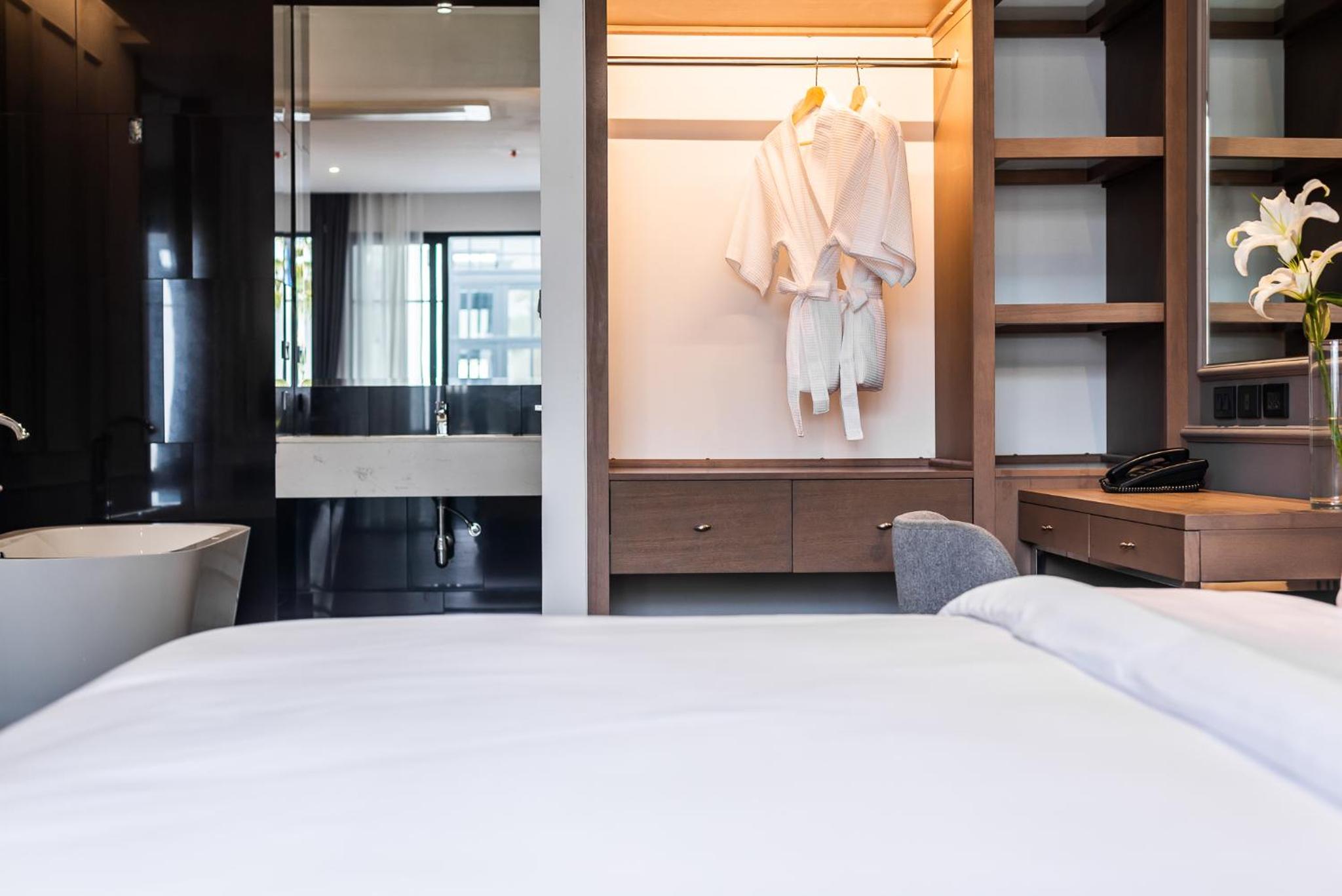 One-Bedroom Suite with Pool View - Photo 13