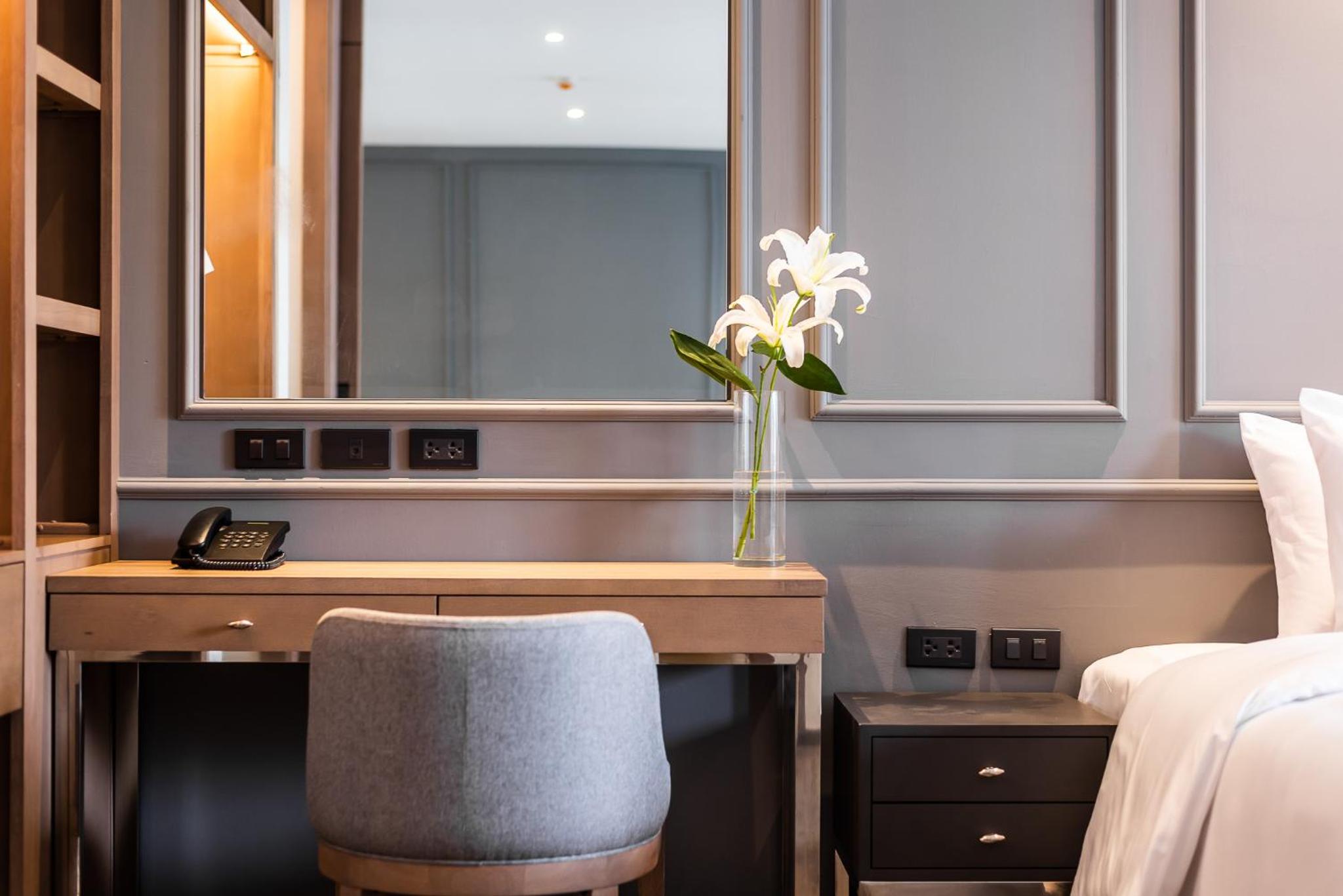 One-Bedroom Suite with Pool View - Photo 10