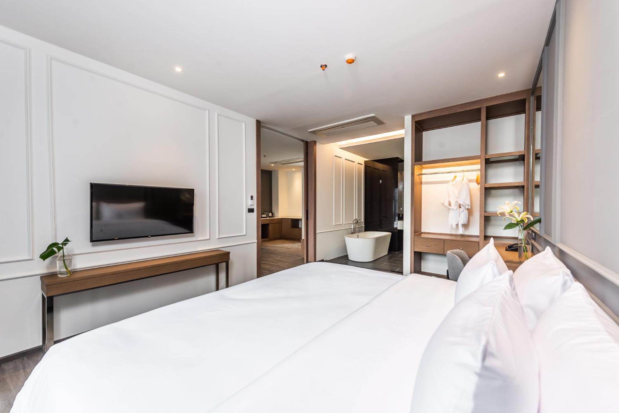 One-Bedroom Suite with Pool View - Photo 19