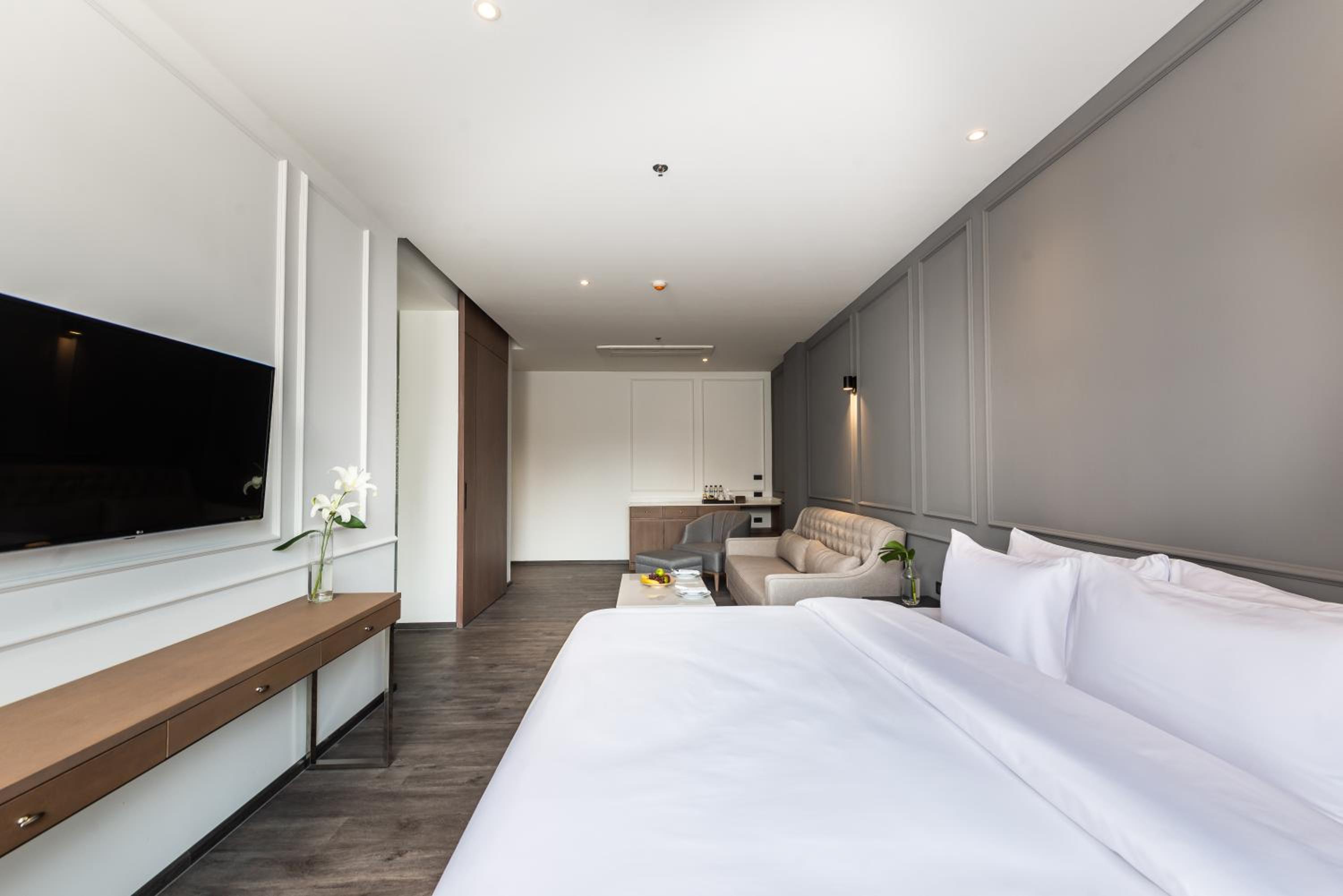 Honeymoon Suite - Photo 21