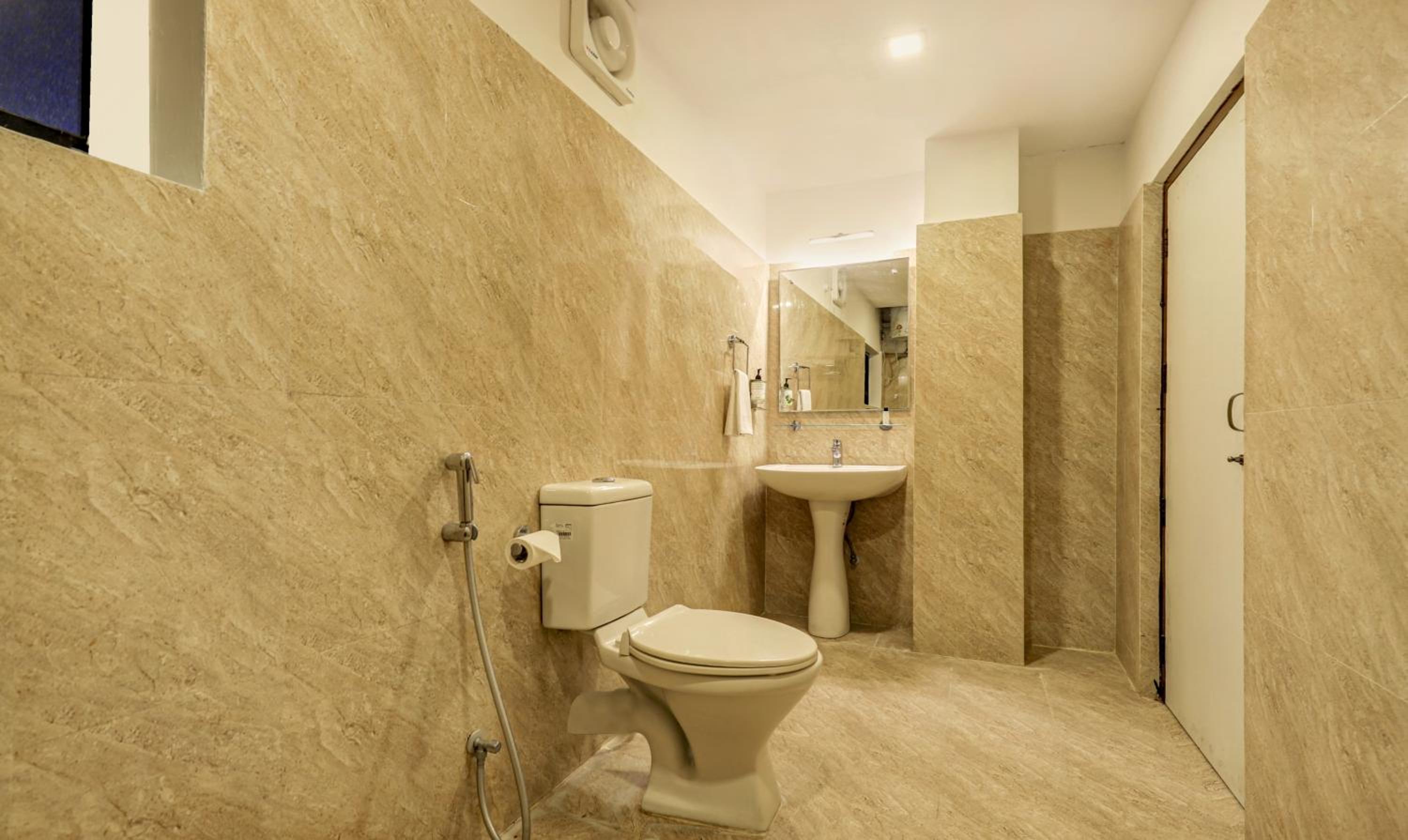 Deluxe Double or Twin Room - Photo 7