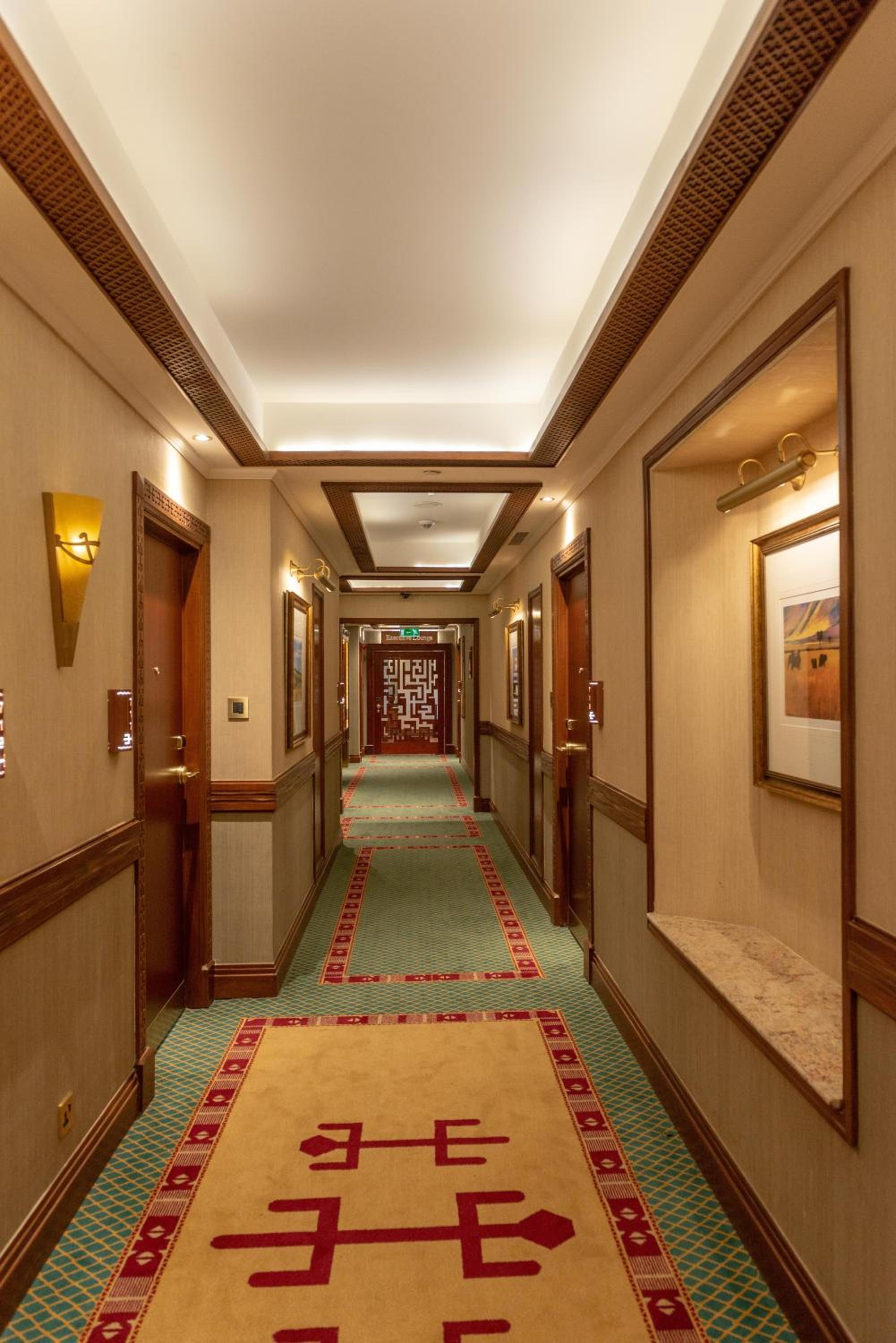 Executive Suite - Photo 8