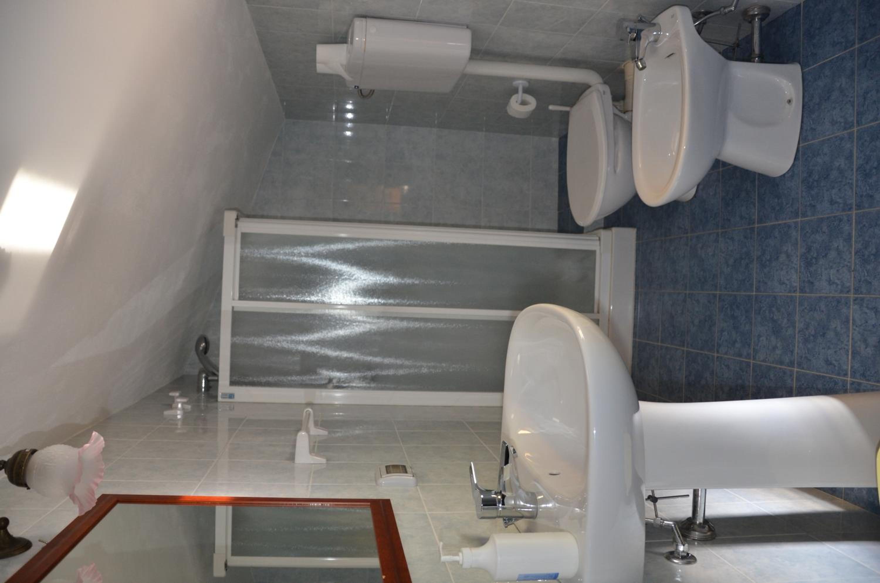 Quadruple Room with Balcony - Photo 9
